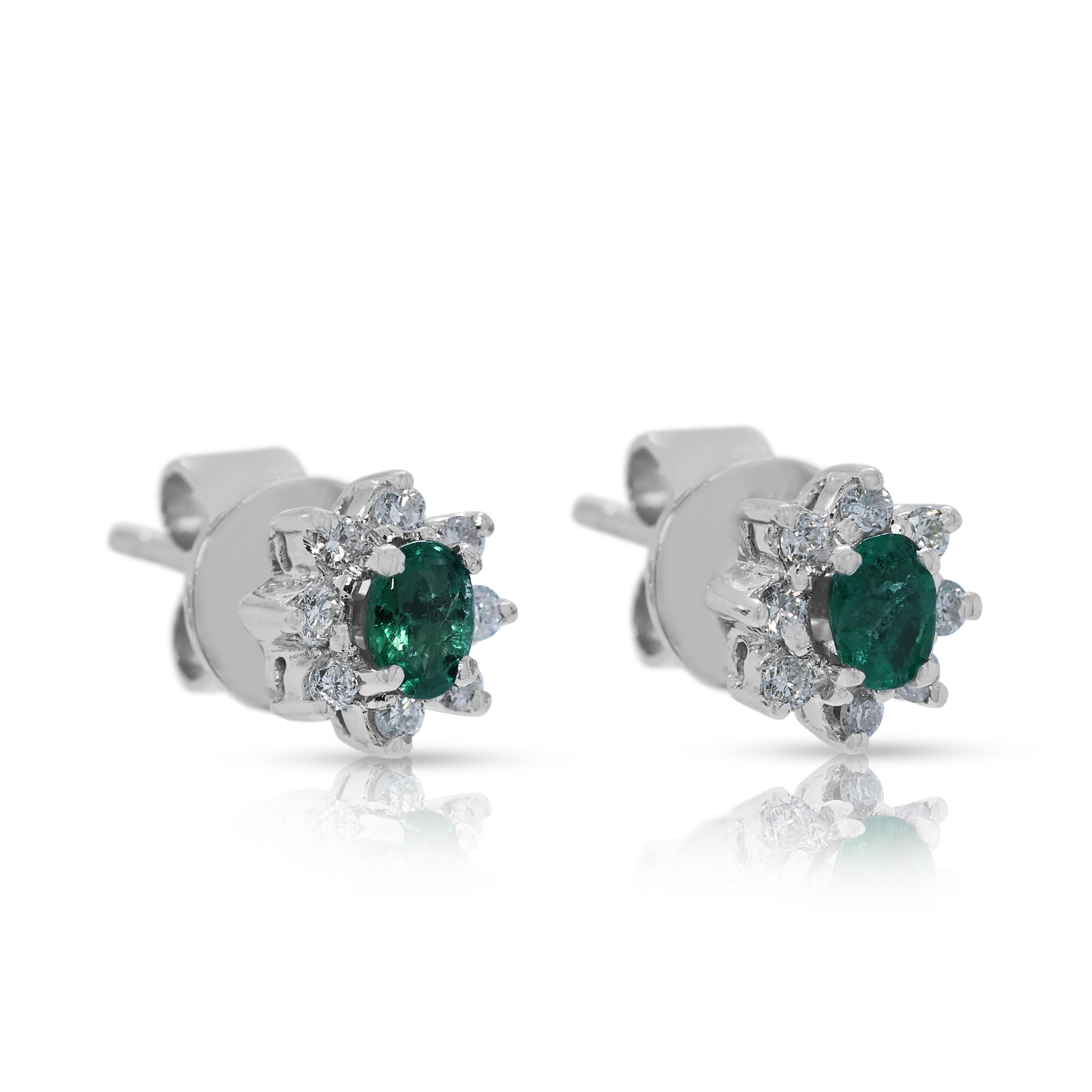 Taglio ovale Exquisite 0.30ct Emerald & Diamond Halo Stud Earrings in 18k White Gold in vendita