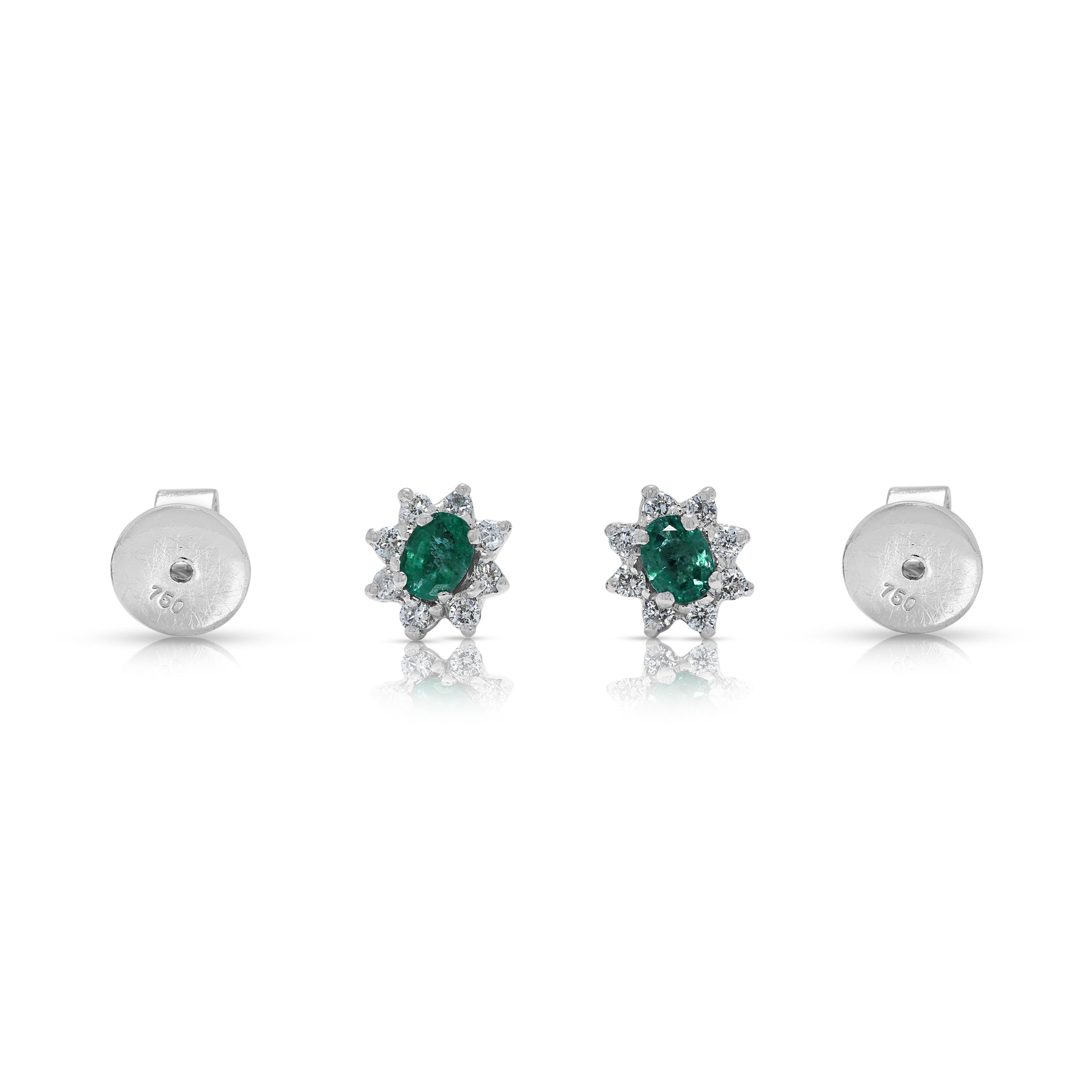 Exquisite 0.30ct Emerald & Diamond Halo Stud Earrings in 18k White Gold in vendita 2