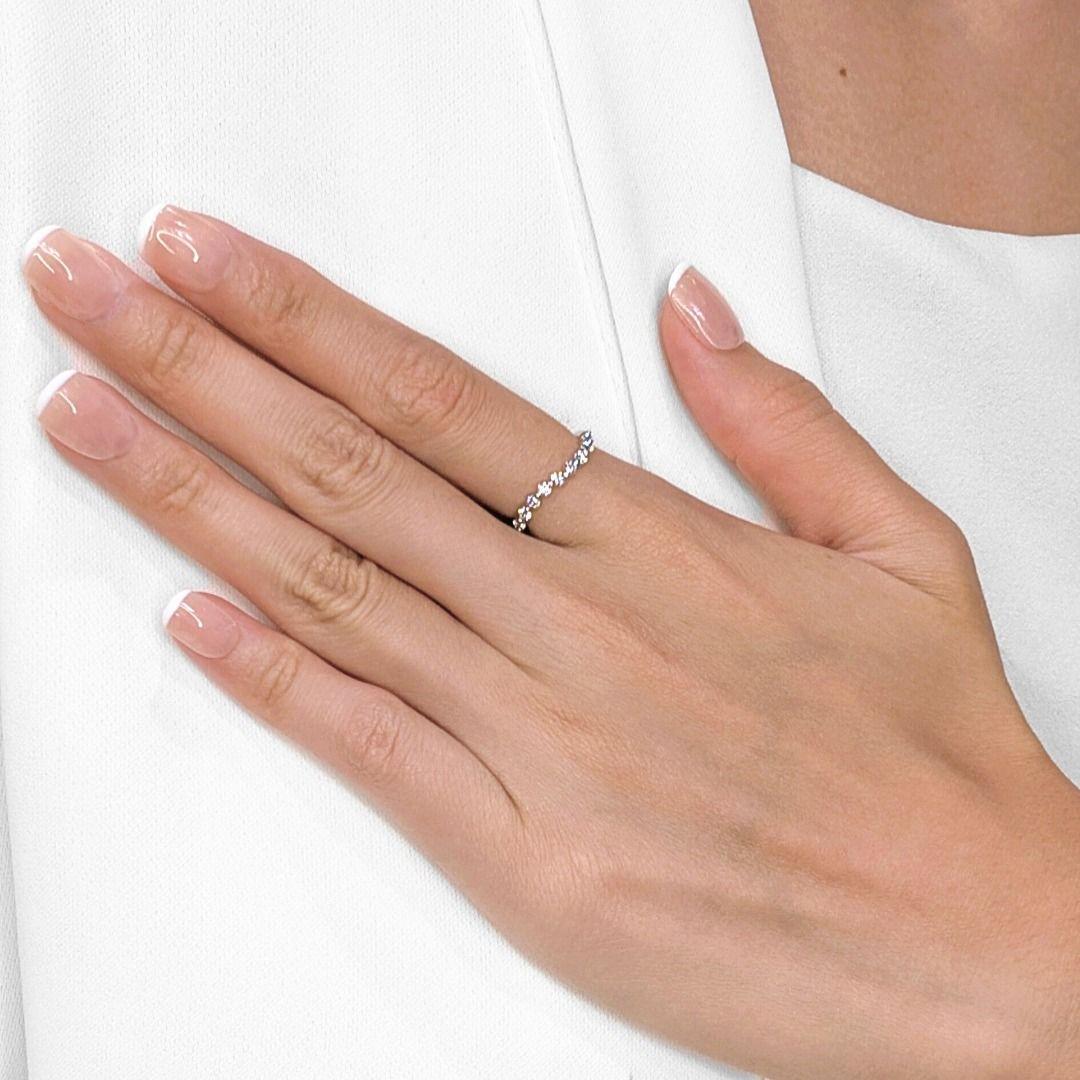Anmutig minimalistisch mit einem Hauch von alltäglichem Funkeln, ist dieses Diamantband von Gold Heart ein zeitloser Ausdruck von Eleganz. In poliertem 18-karätigem Weißgold gefasst, verfügt er über 9 natürliche runde Brillanten (insgesamt 0,31 ct)