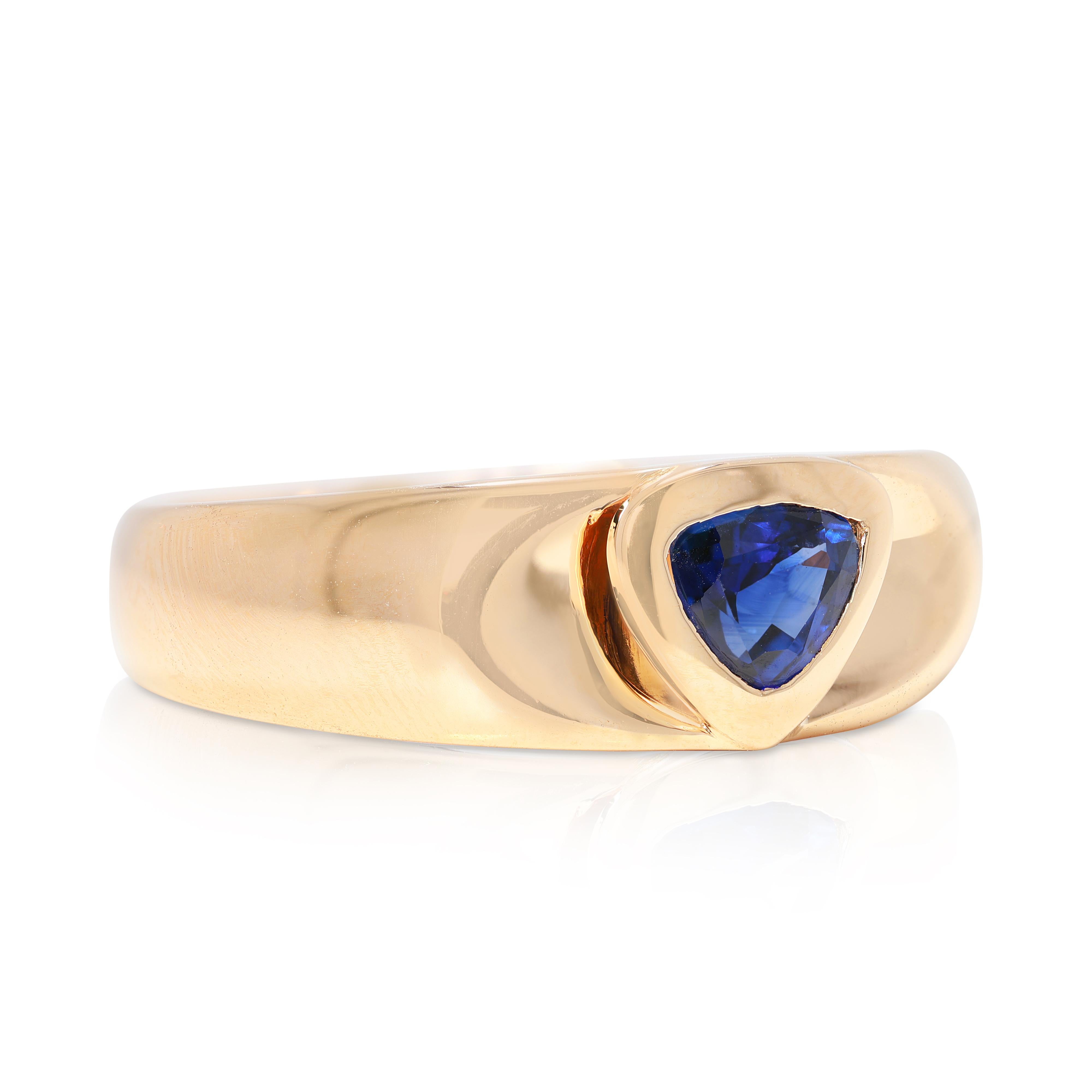 Exquisite 0.32ct Oval Diamond Solitaire Ring in 18K Yellow Gold In Excellent Condition For Sale In רמת גן, IL