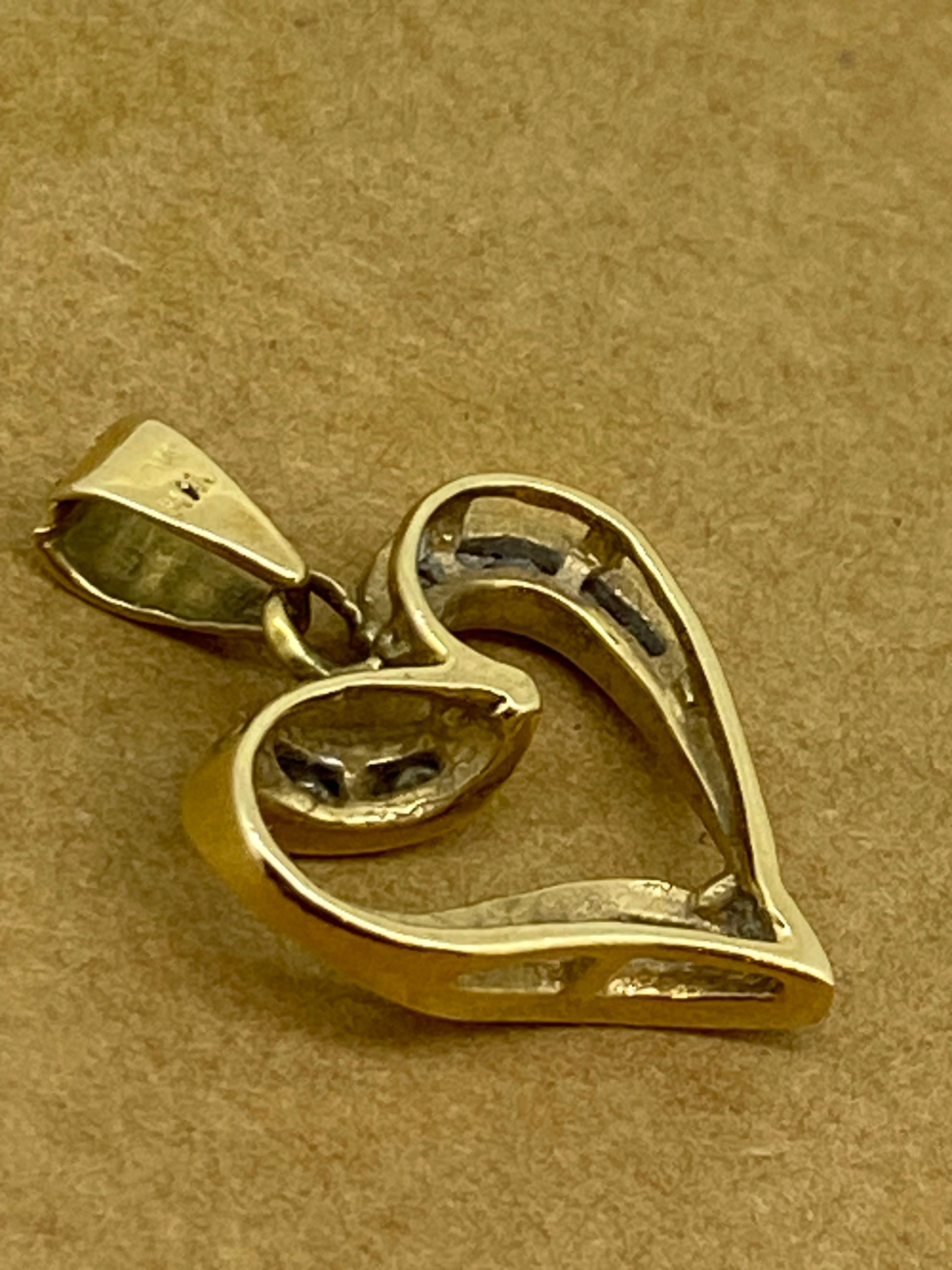 Retro Exquisite 0.35ct Diamond Heart-Shaped Vintage Pendant in 9K White & Yellow Gold For Sale