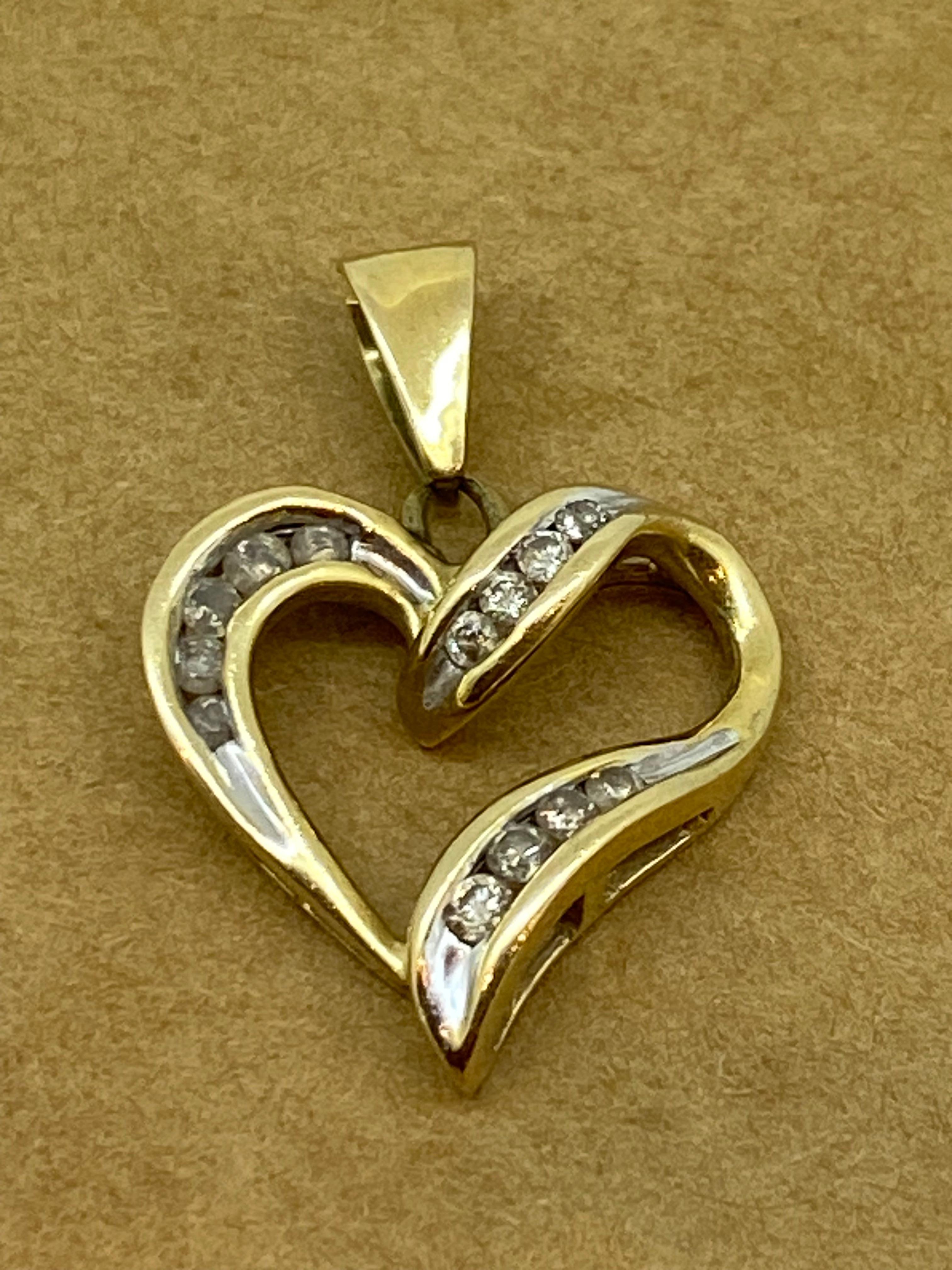 Round Cut Exquisite 0.35ct Diamond Heart-Shaped Vintage Pendant in 9K White & Yellow Gold For Sale