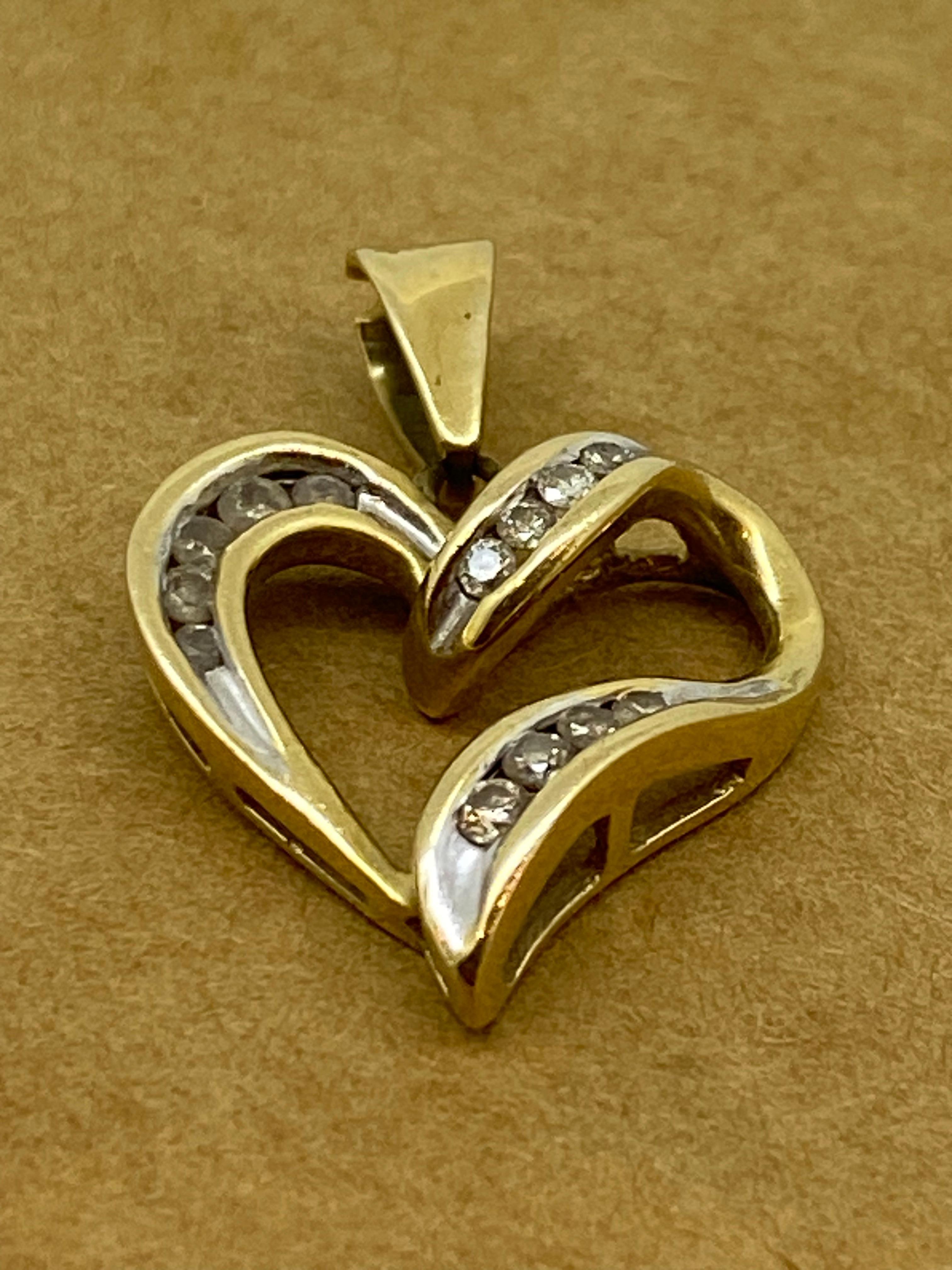 Exquisite 0.35ct Diamond Heart-Shaped Vintage Pendant in 9K White & Yellow Gold In Excellent Condition For Sale In MELBOURNE, AU