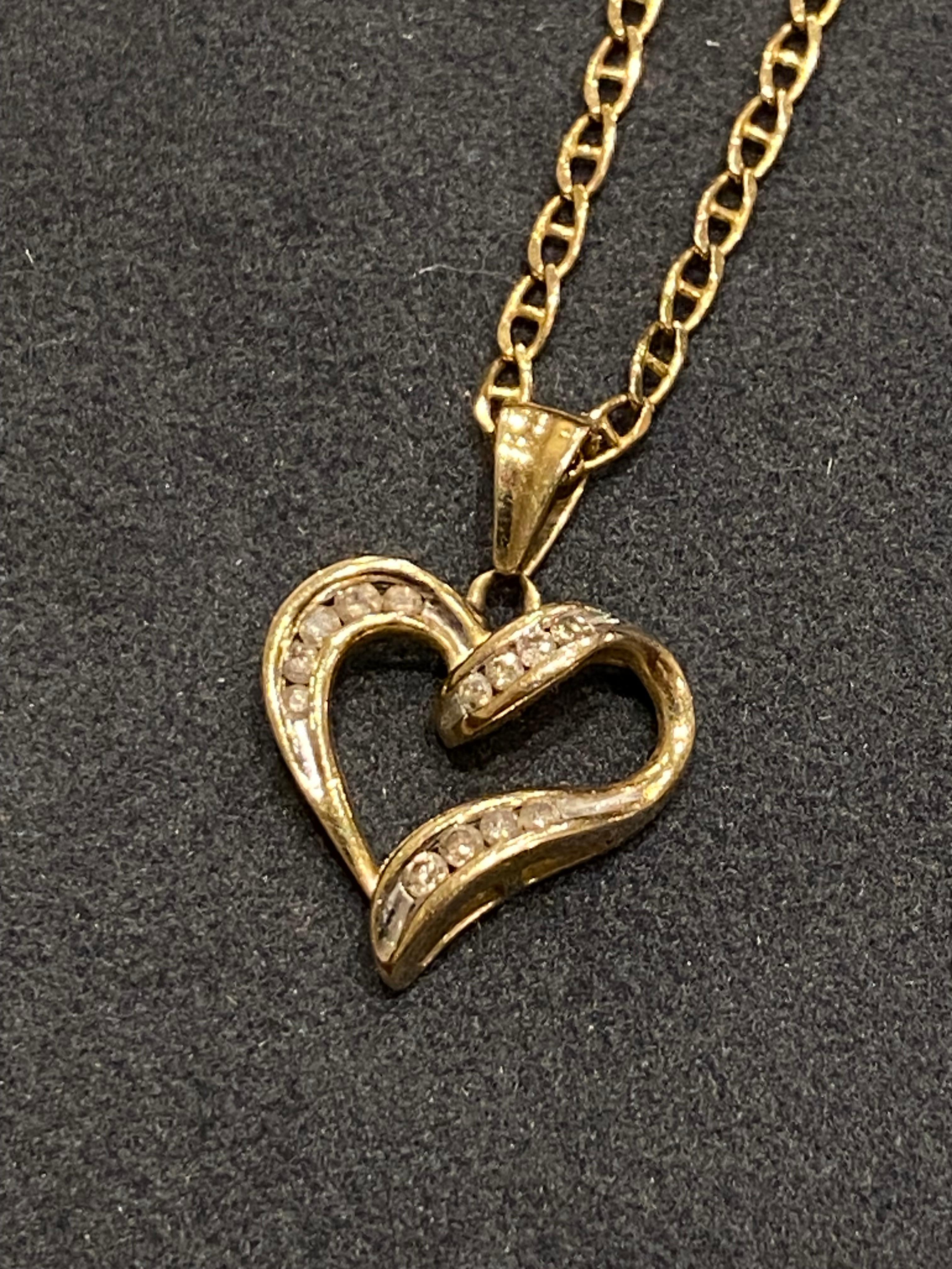 Women's Exquisite 0.35ct Diamond Heart-Shaped Vintage Pendant in 9K White & Yellow Gold For Sale