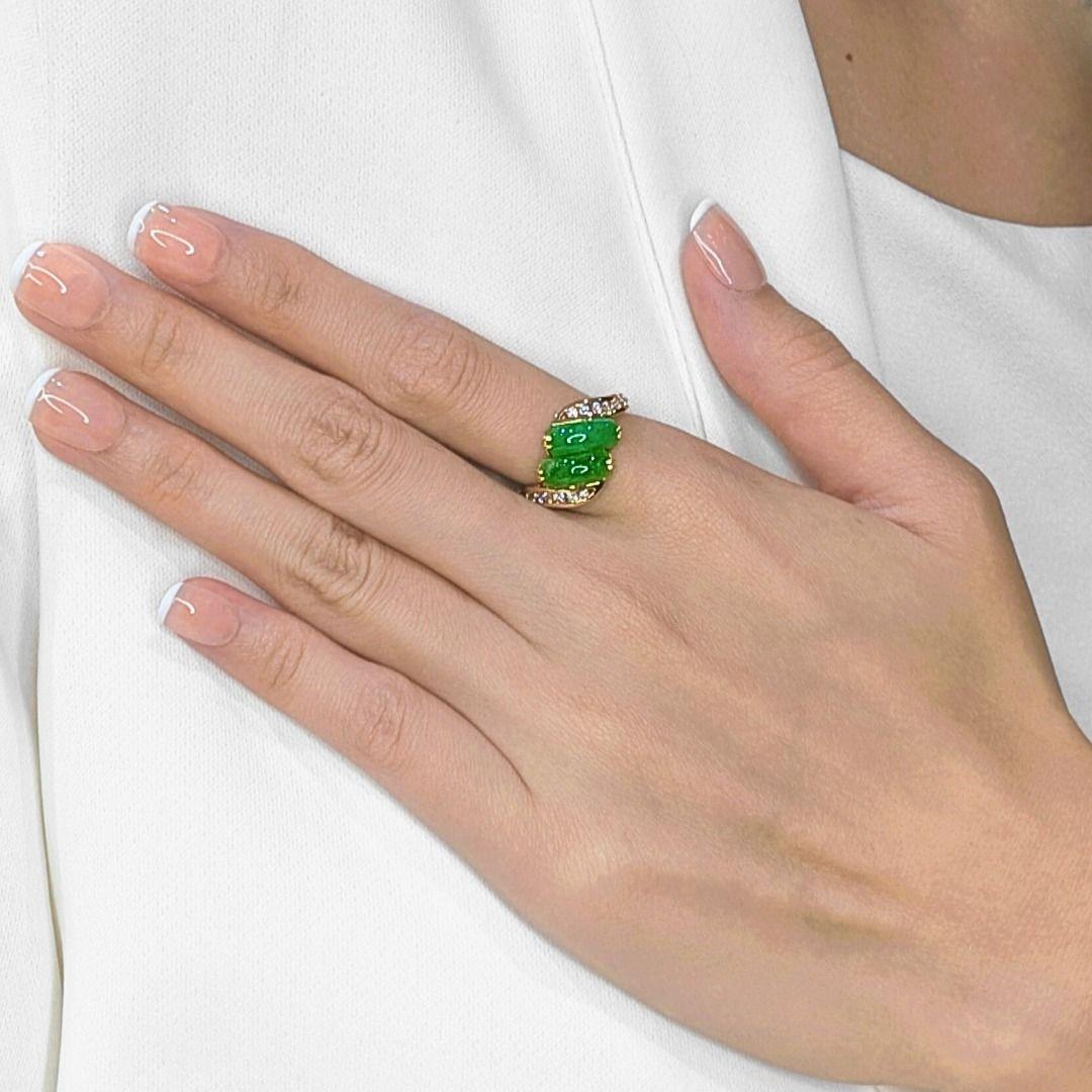 Dieser auffällige Ring aus reichhaltigem 20-karätigem Gelbgold besteht aus zwei ausgefallenen grünen Jade-Edelsteinen, die eine natürliche Eleganz und kulturelle Tiefe ausstrahlen. Akzentuiert wird das Design durch 14 runde natürliche Diamanten im