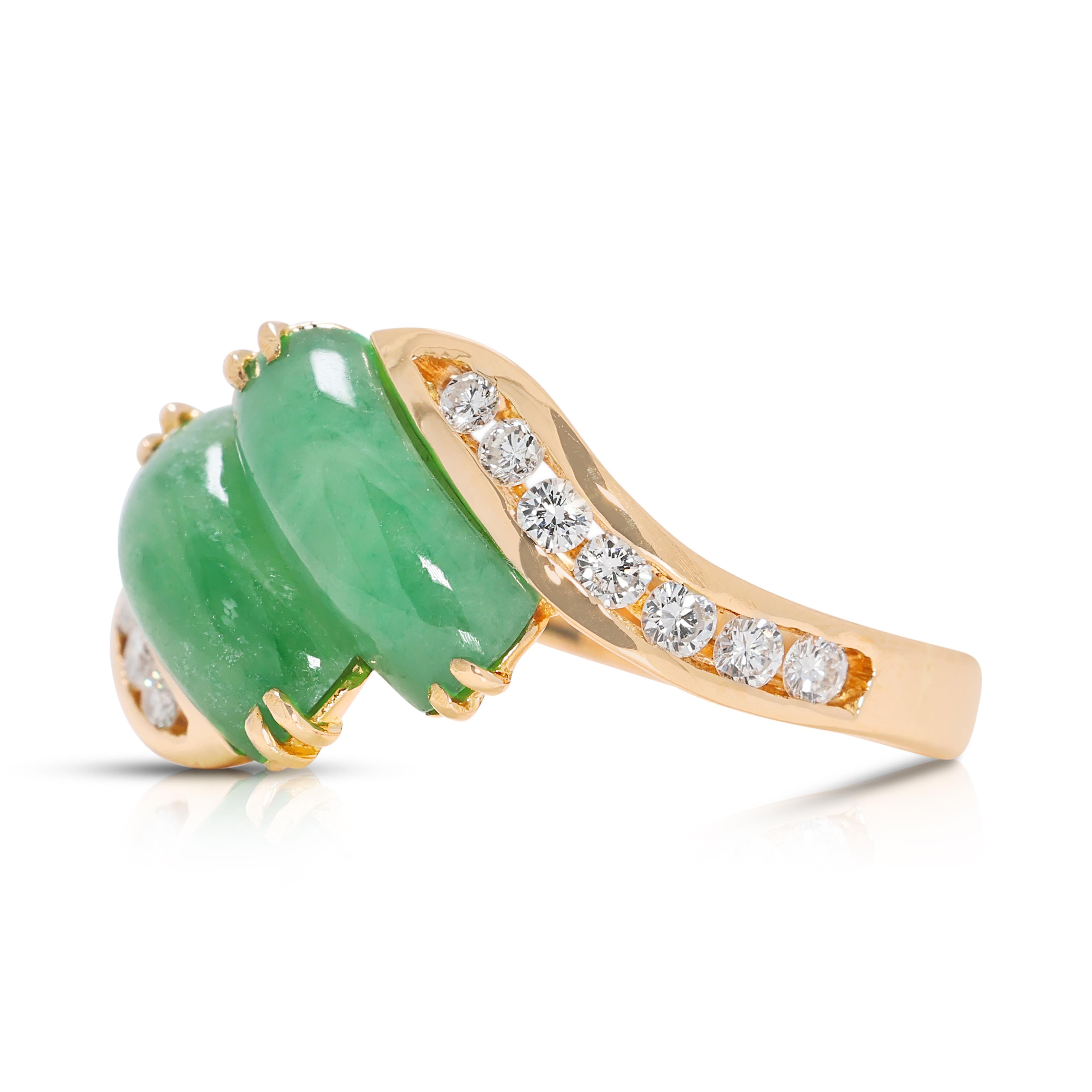 Exquisiter 0,35ct Naturdiamant & Jade Zwillingsstein Ring in 20K Gelbgold (Rundschliff) im Angebot