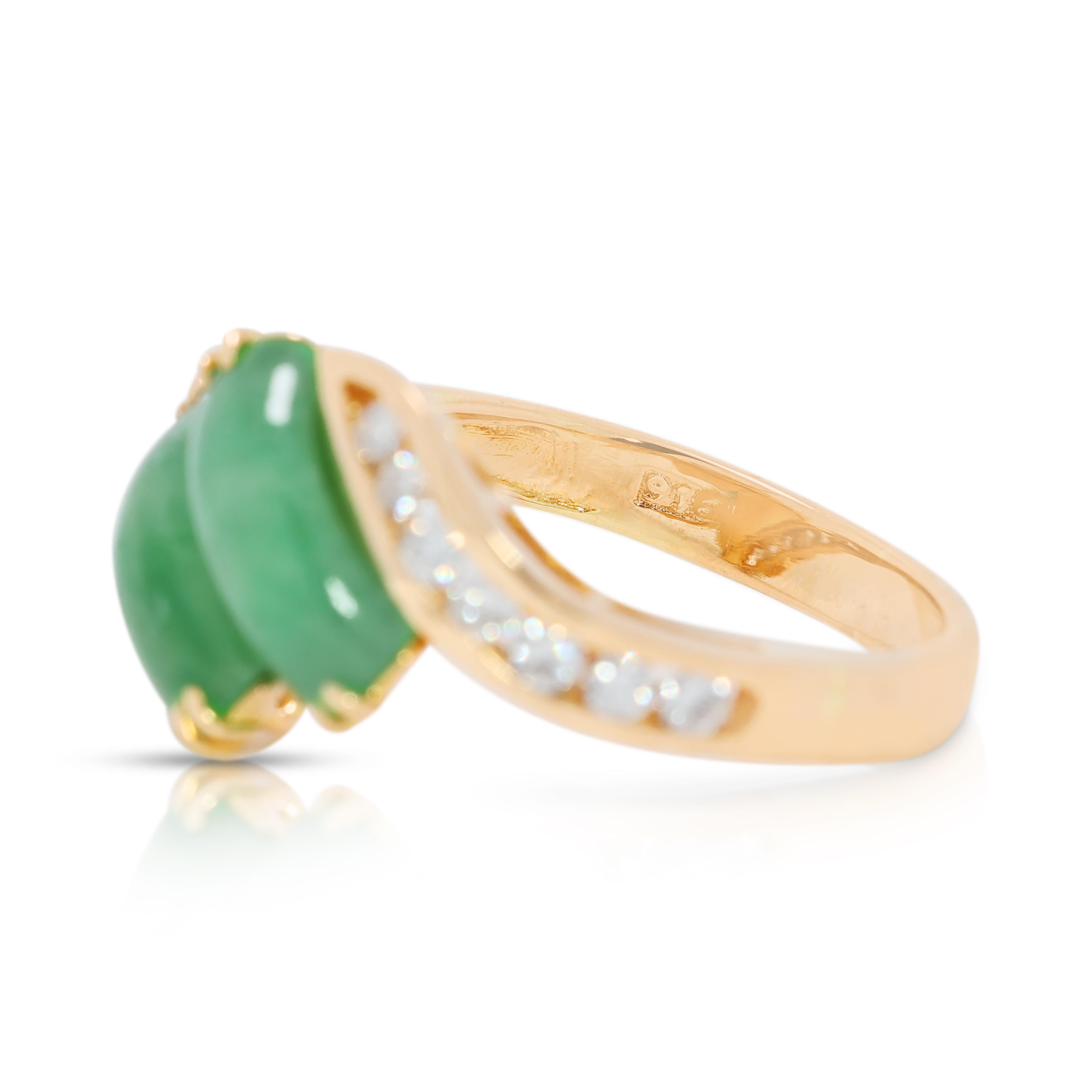 Exquisiter 0,35ct Naturdiamant & Jade Zwillingsstein Ring in 20K Gelbgold im Zustand „Hervorragend“ im Angebot in רמת גן, IL