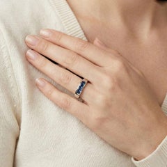 Bague exquise en or blanc 18 carats avec saphir bleu taille princesse de 0,40ct