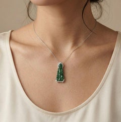 Squisito ciondolo di giada intagliata e diamanti da 0,40 carati in oro bianco 18 carati