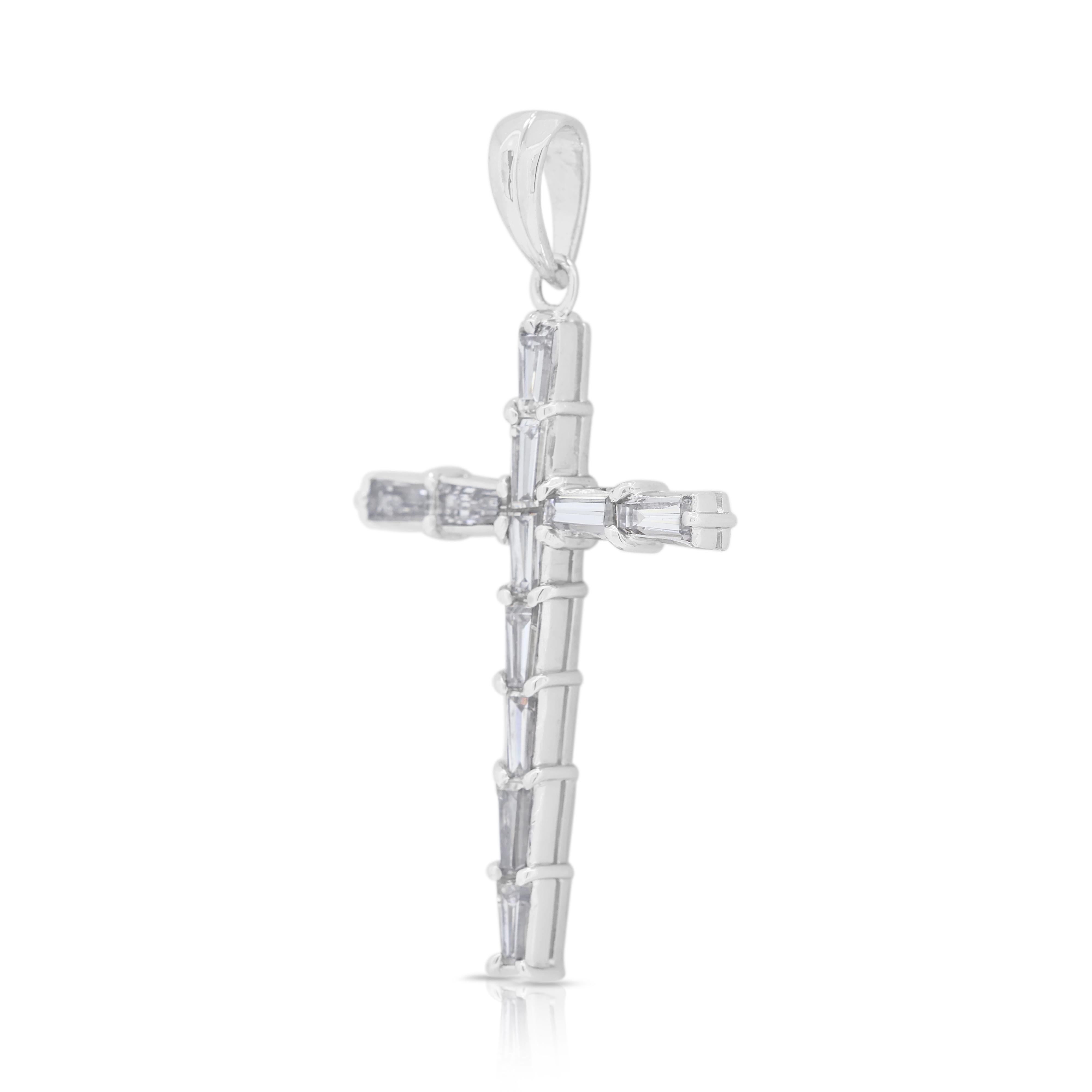 Squisito ciondolo a forma di crocifisso con diamanti naturali da 0,44 carati in oro bianco 14K In condizioni ottime in vendita a רמת גן, IL