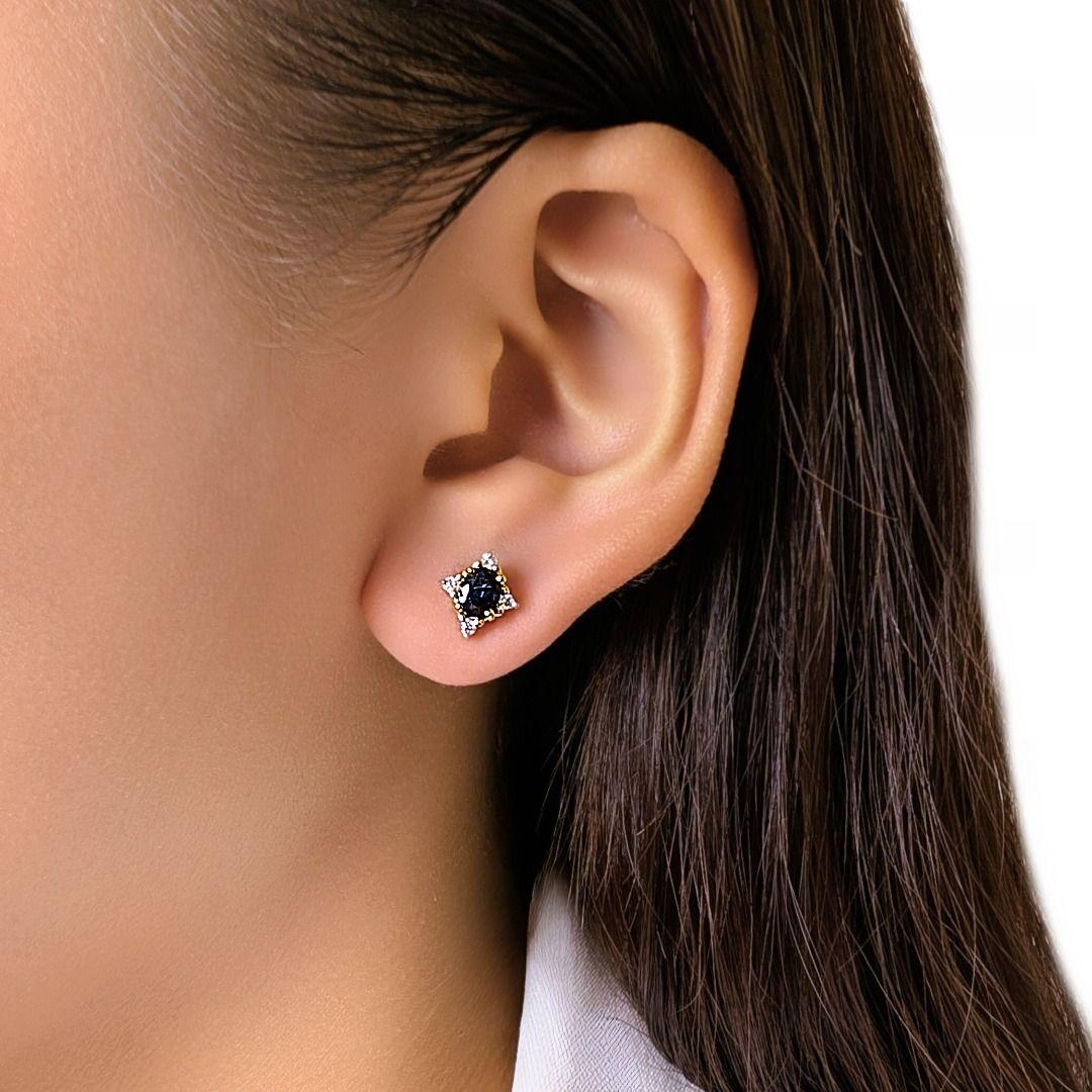 Questi graziosi orecchini con perno presentano 2 zaffiri blu scuro dal taglio ovale (0,36 carati in totale), accentati da 8 diamanti tondi brillanti (0,08 carati), di colore G-H e purezza VS-SI. L'elegante design di ispirazione floreale è