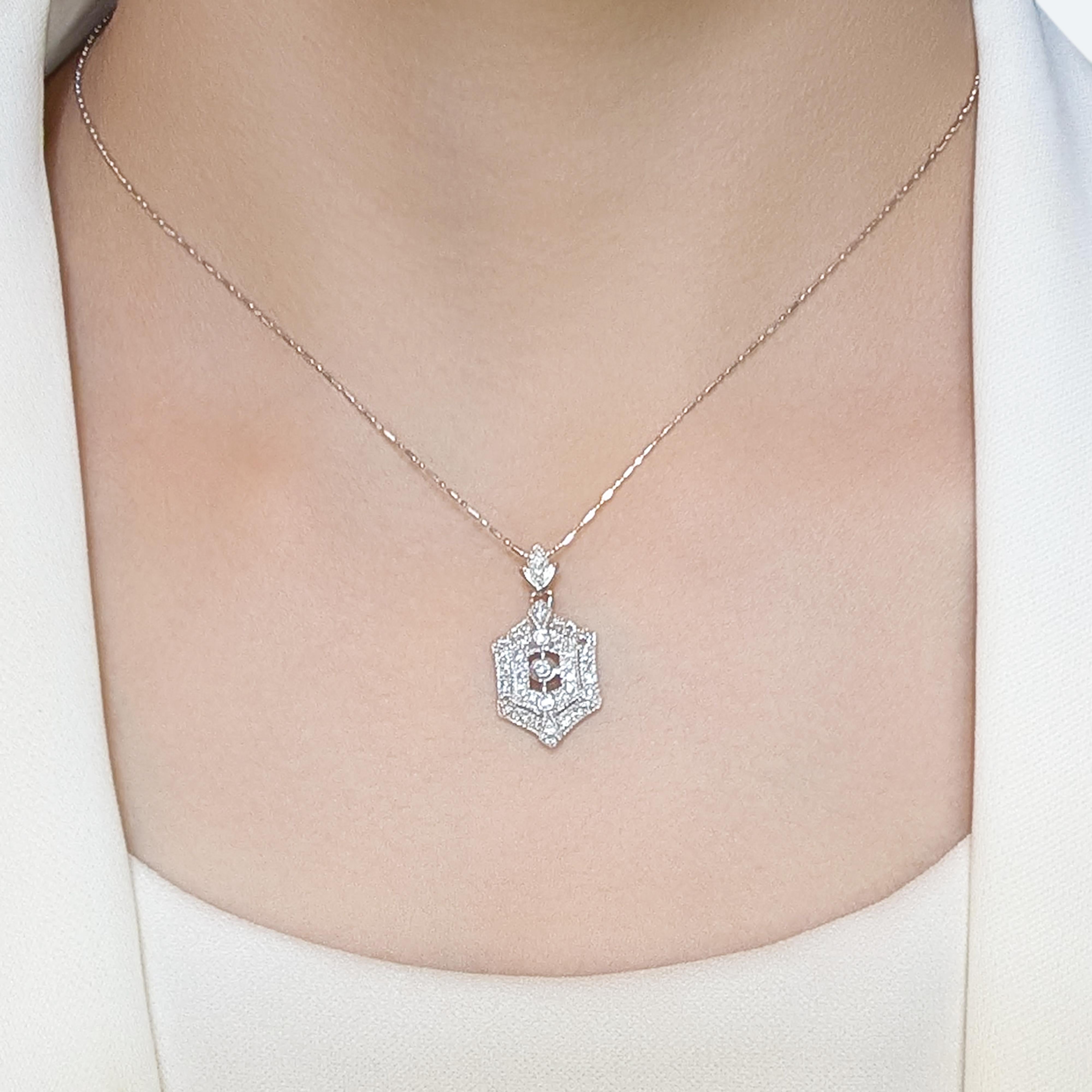 Este elegante colgante está elaborado en oro blanco de 14 quilates, ofreciendo un atractivo elegante y atemporal. Presenta 38 diamantes brillantes redondos naturales, con un total de 0,4 ct, de color G y claridad VS-SI, que irradian un brillo
