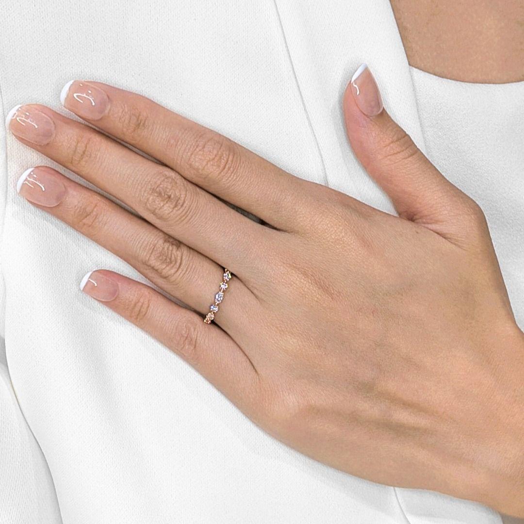 Dieser zarte und doch strahlende Ring zeichnet sich durch eine anmutige Mischung aus 4 natürlichen Diamanten im Marquiseschliff (insgesamt 0,33 ct) und 5 runden natürlichen Diamanten im Brillantschliff (insgesamt 0,20 ct) aus, alle in der Farbe F-G