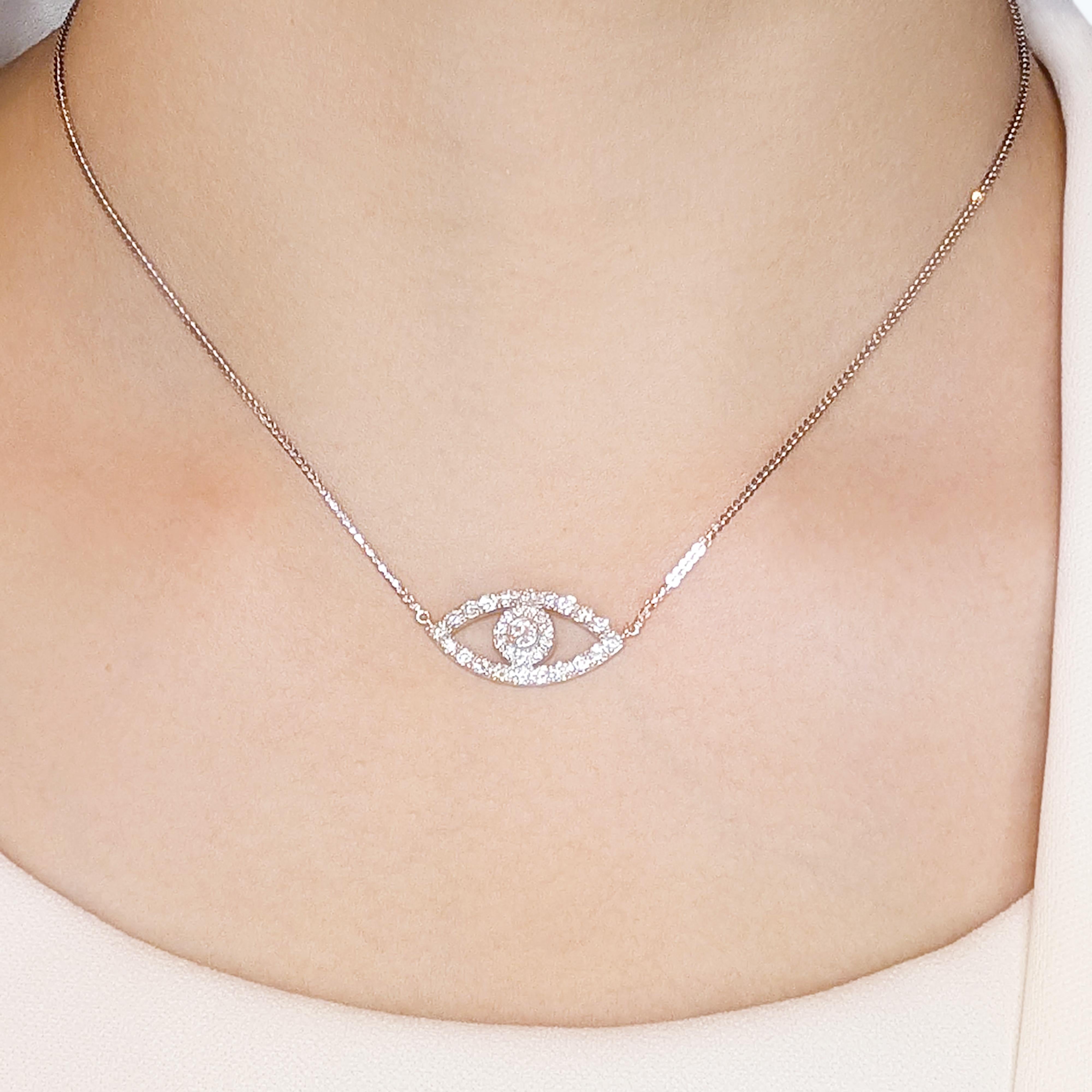 Captez l'attention avec ce collier œil de diamant de 0,57 ct, symbole de protection, de sagesse et de beauté intemporelle. Réalisée en luxueux or blanc 18 carats, cette pièce époustouflante est ornée de 32 diamants ronds naturels de taille