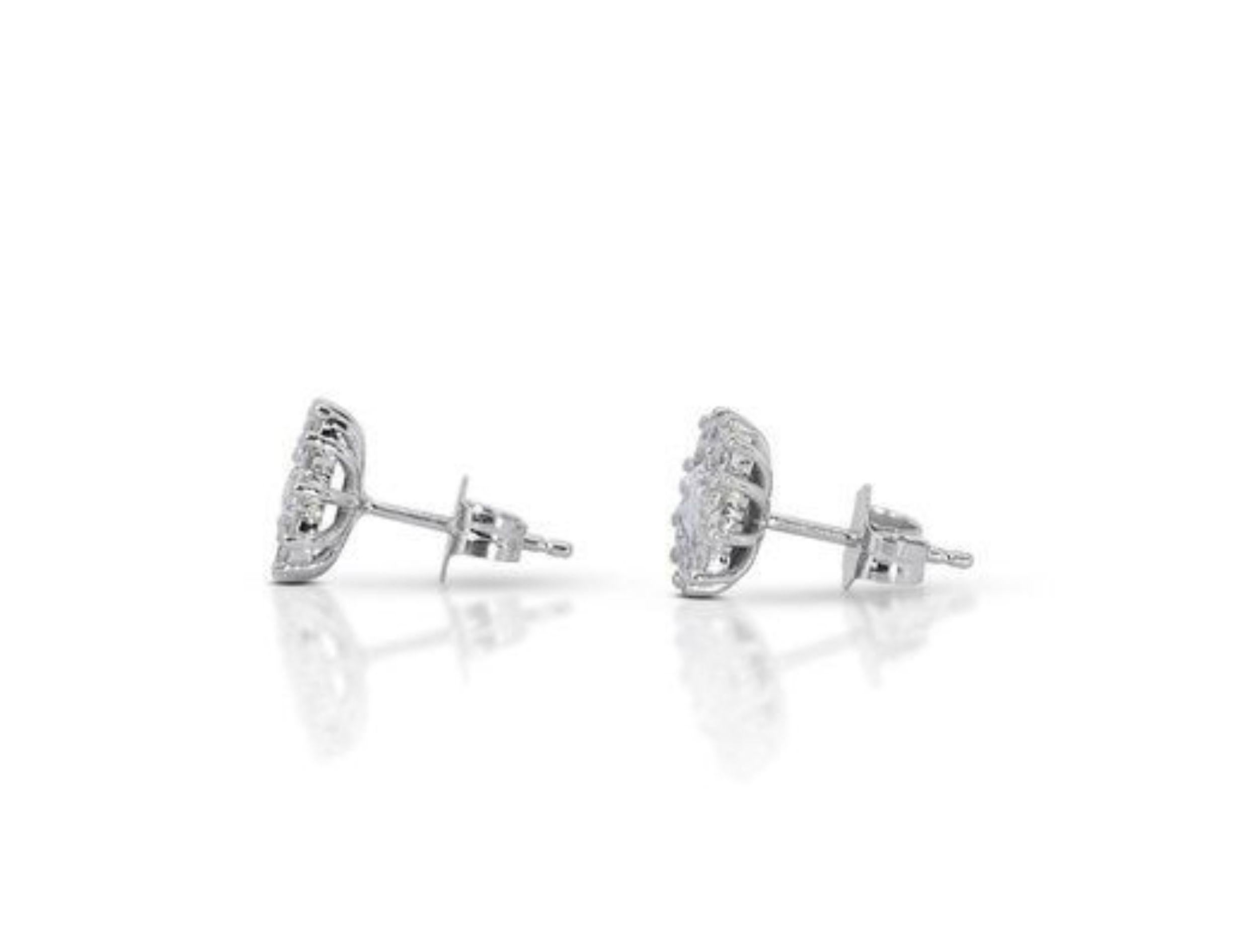 Exquisite 0,6 Karat ovale Brillant-Diamant-Ohrringe mit 0,41 Karat Seitendiamant (Ovalschliff) im Angebot