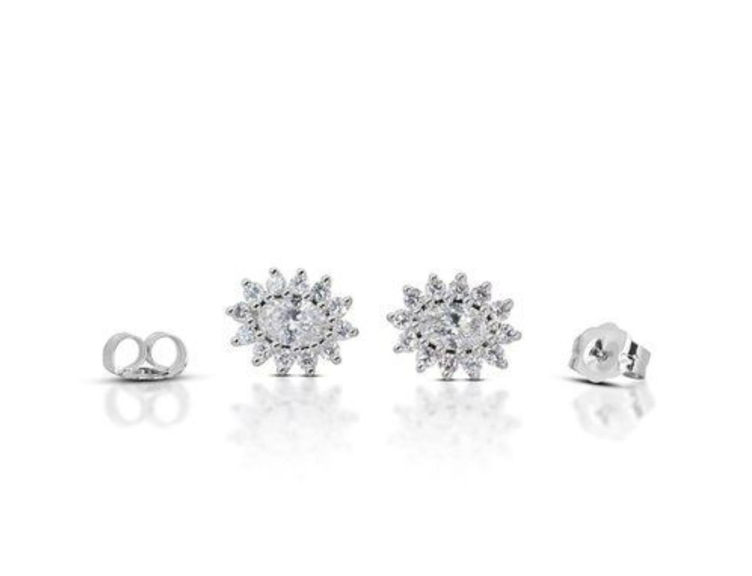 De las mujeres Exquisitos Pendientes de Diamantes Brillantes Ovalados de 0,6 Quilates con Diamante Lateral de 0,41 Quilates en venta