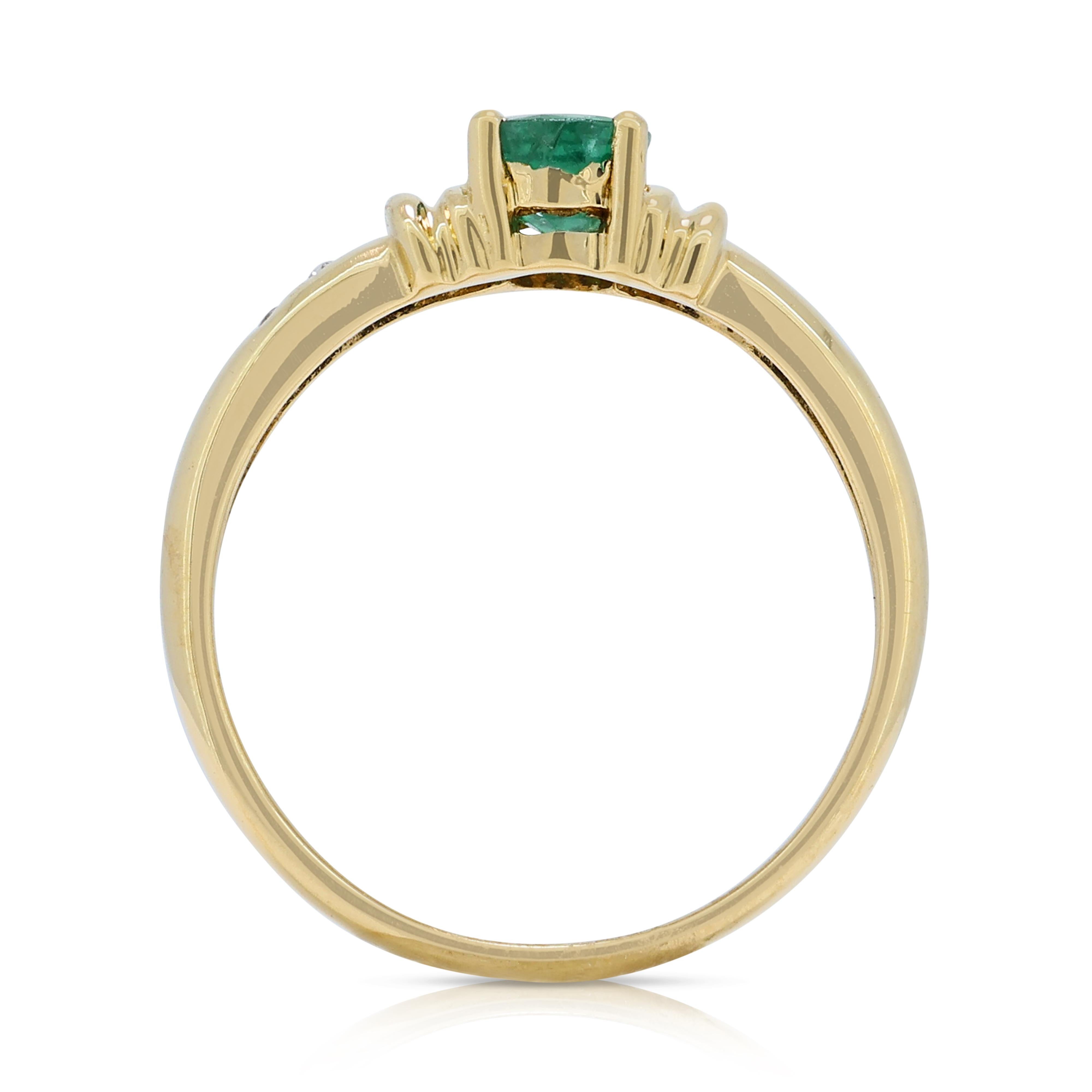 Exquise bague en or jaune 18 carats pavé d'émeraudes et de diamants de 0,65 carat en vente 2