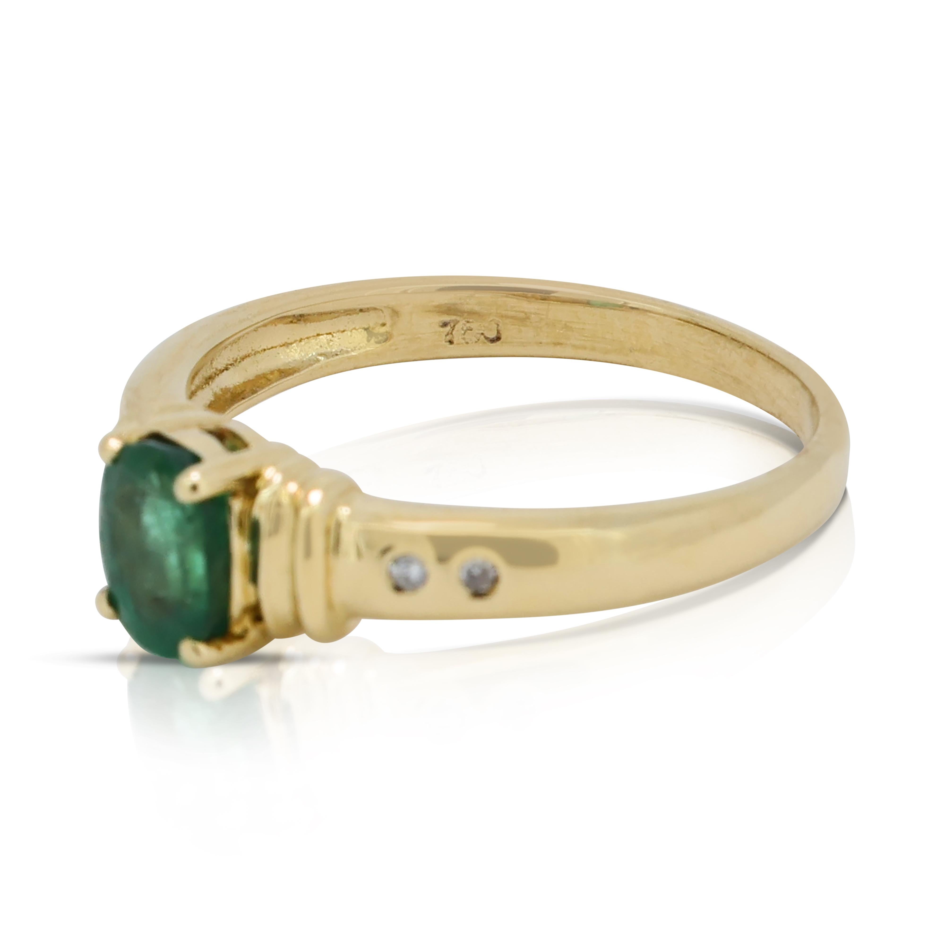 Taille ovale Exquise bague en or jaune 18 carats pavé d'émeraudes et de diamants de 0,65 carat en vente