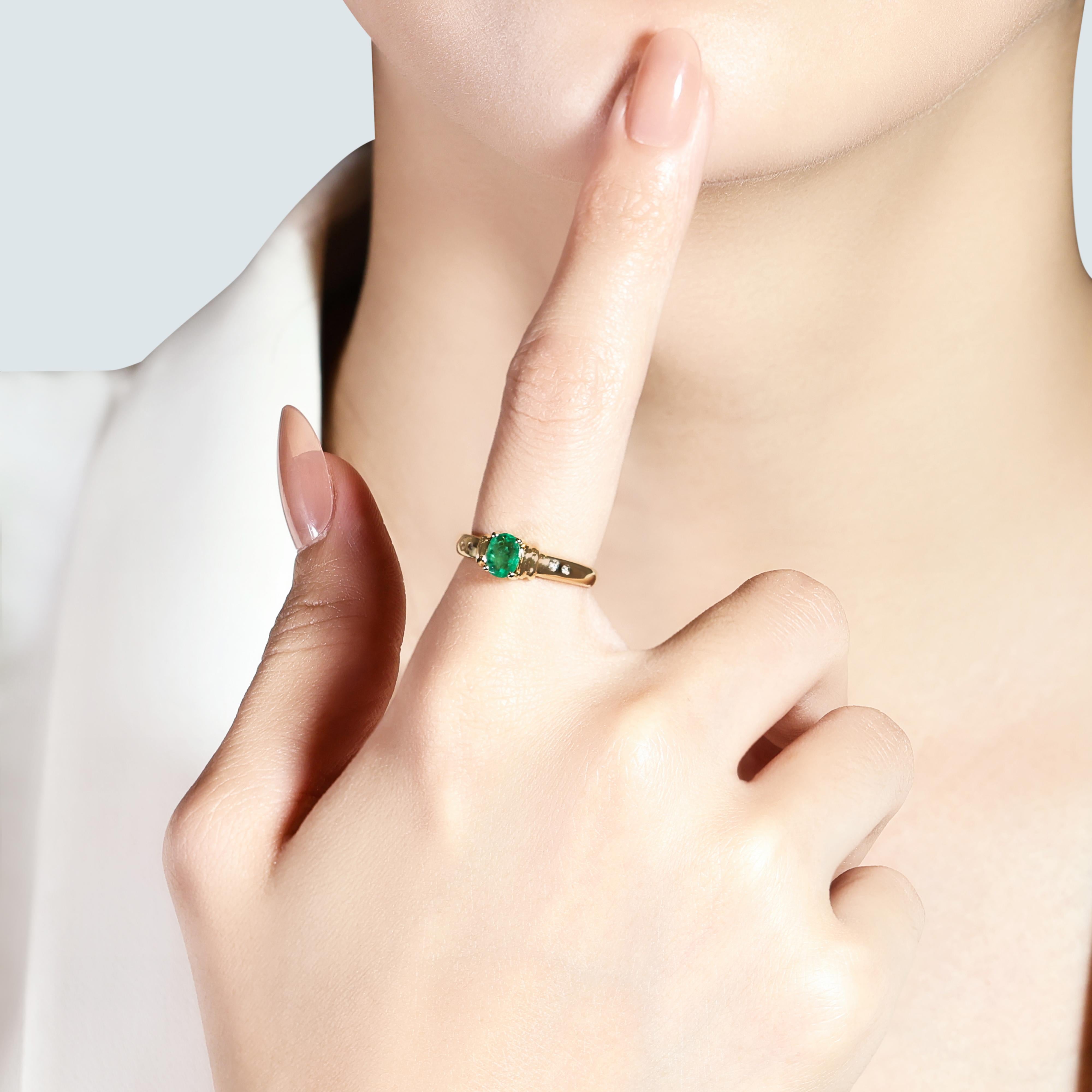 Laissez-vous séduire par l'élégance captivante de cette luxueuse bague en or jaune 18 carats, méticuleusement conçue pour mettre en valeur une étonnante émeraude de forme ovale en guise de pièce maîtresse. D'un poids de 0,63 carat, cette émeraude