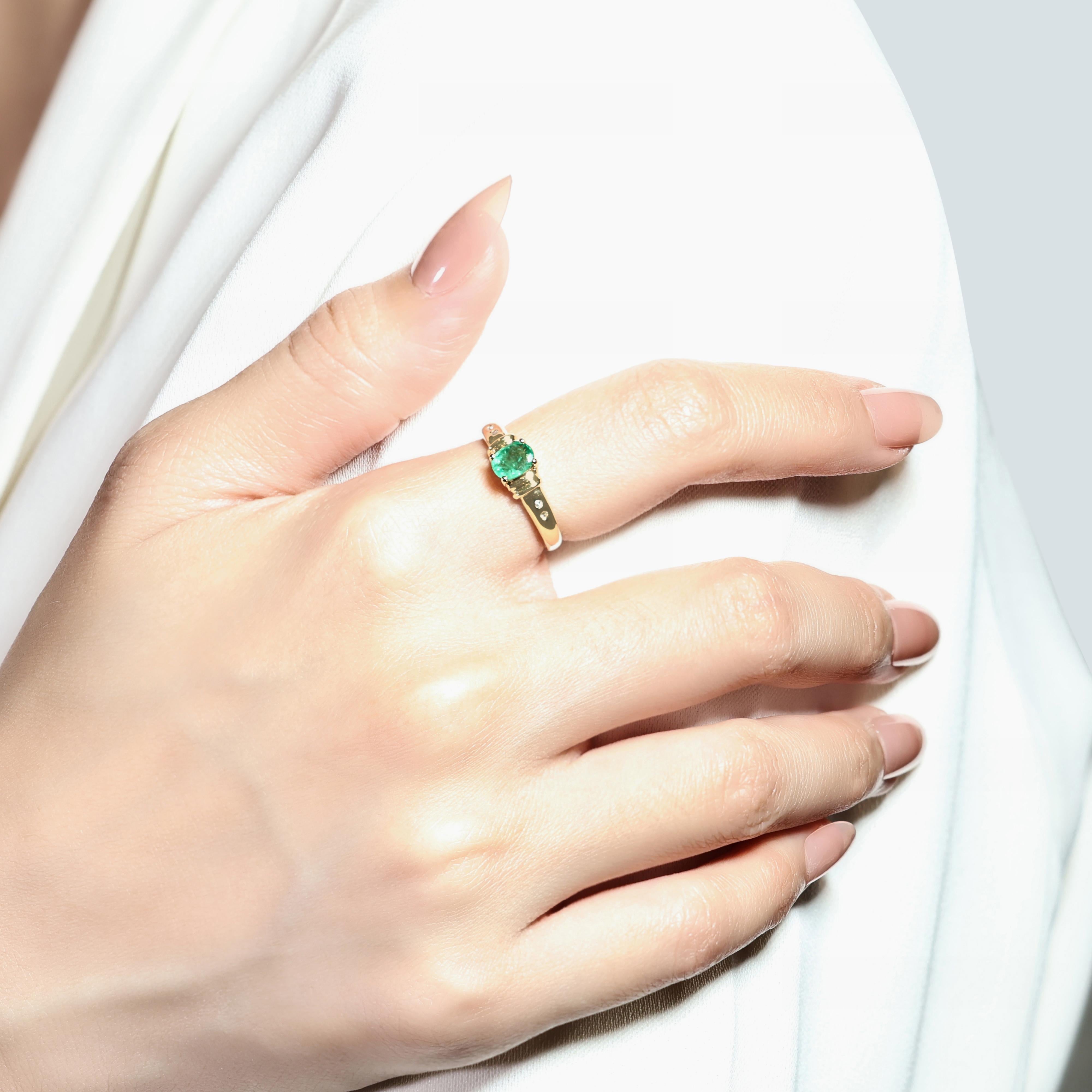 Exquise bague en or jaune 18 carats pavé d'émeraudes et de diamants de 0,65 carat en vente 3