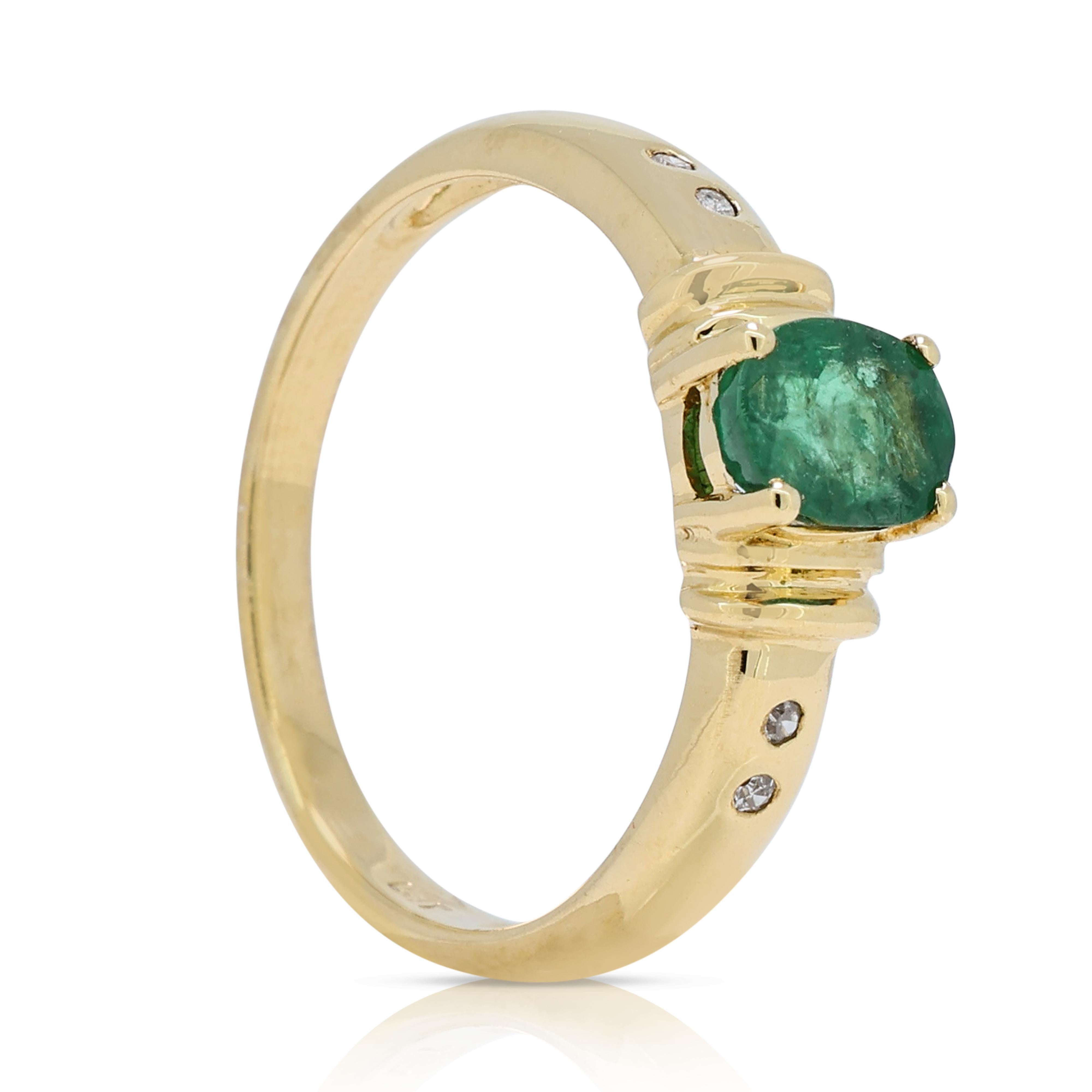 Exquise bague en or jaune 18 carats pavé d'émeraudes et de diamants de 0,65 carat Neuf - En vente à רמת גן, IL
