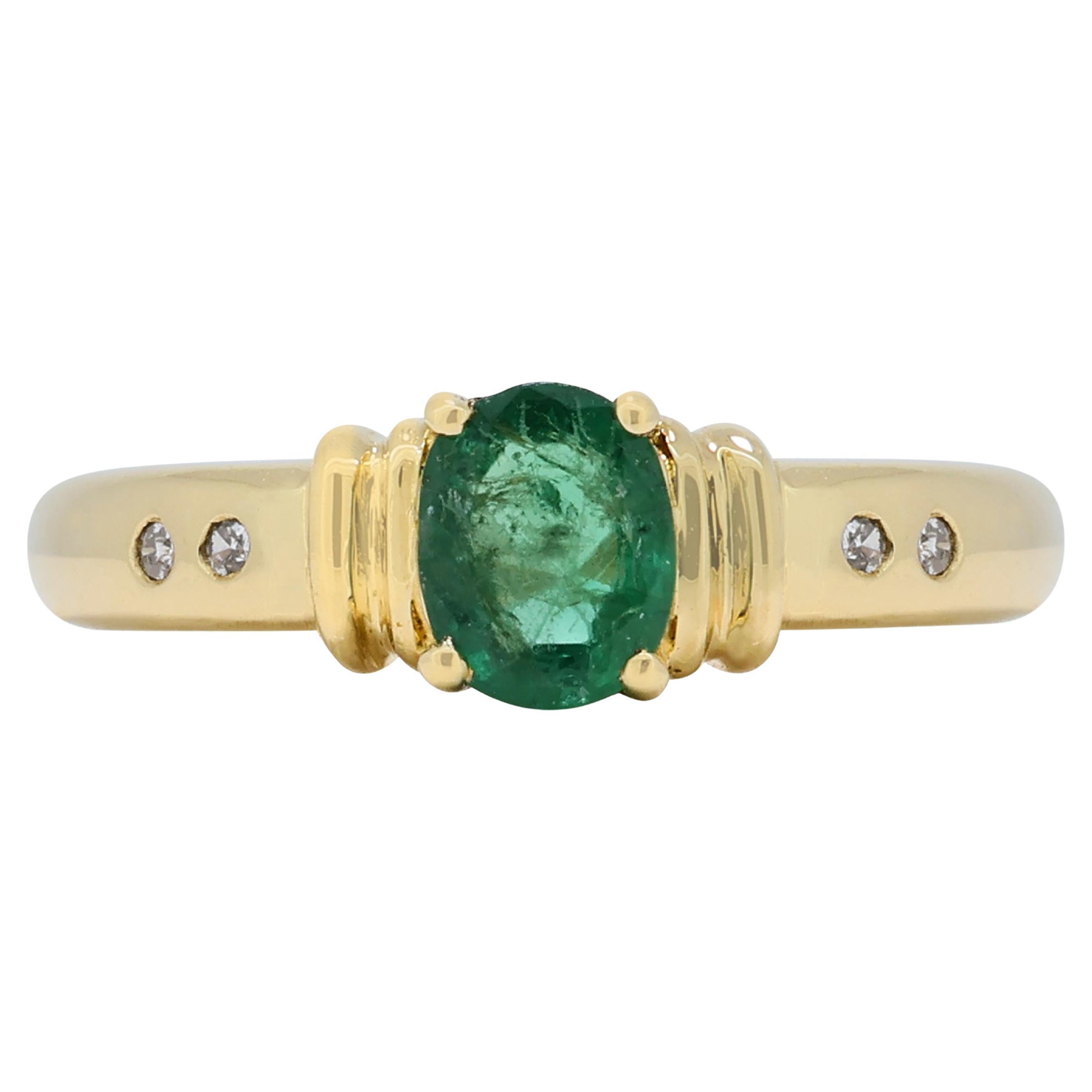Exquisito anillo con pavé de esmeraldas y diamantes de 0,65 ct en oro amarillo de 18k