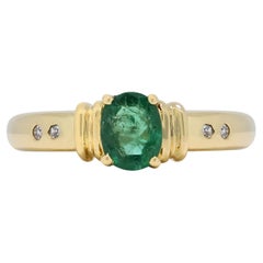 Exquisito anillo con pavé de esmeraldas y diamantes de 0,65 ct en oro amarillo de 18k