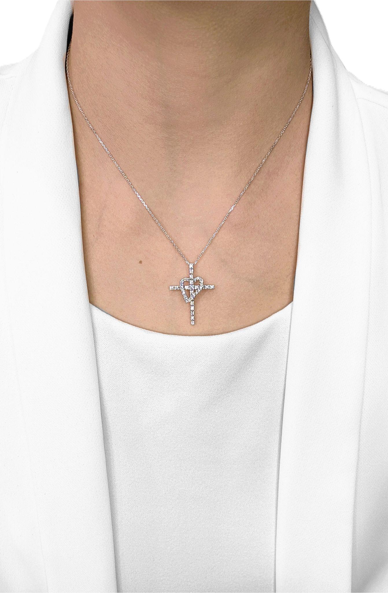 Ce collier amovible 2-en-1 d'occasion offre à la fois élégance et polyvalence, réalisé en or blanc 18 carats lumineux. Le design présente un cœur orné de 23 diamants ronds de taille brillant (0,2 ct) et une croix sertie de 20 diamants ronds de