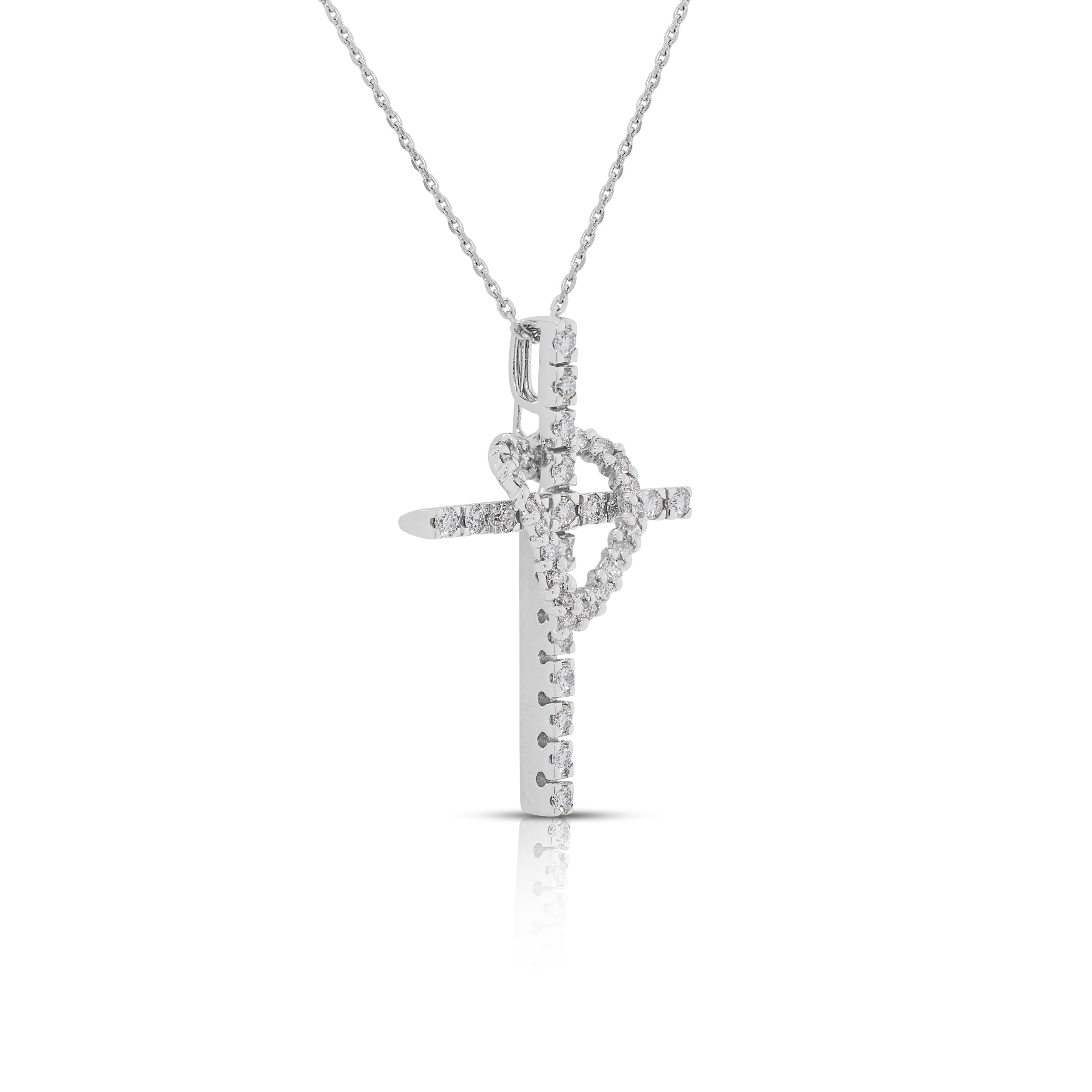 Collier exquis en or blanc 18 carats de 0,6 ct de diamant naturel en forme de cœur et de croix Excellent état - En vente à רמת גן, IL