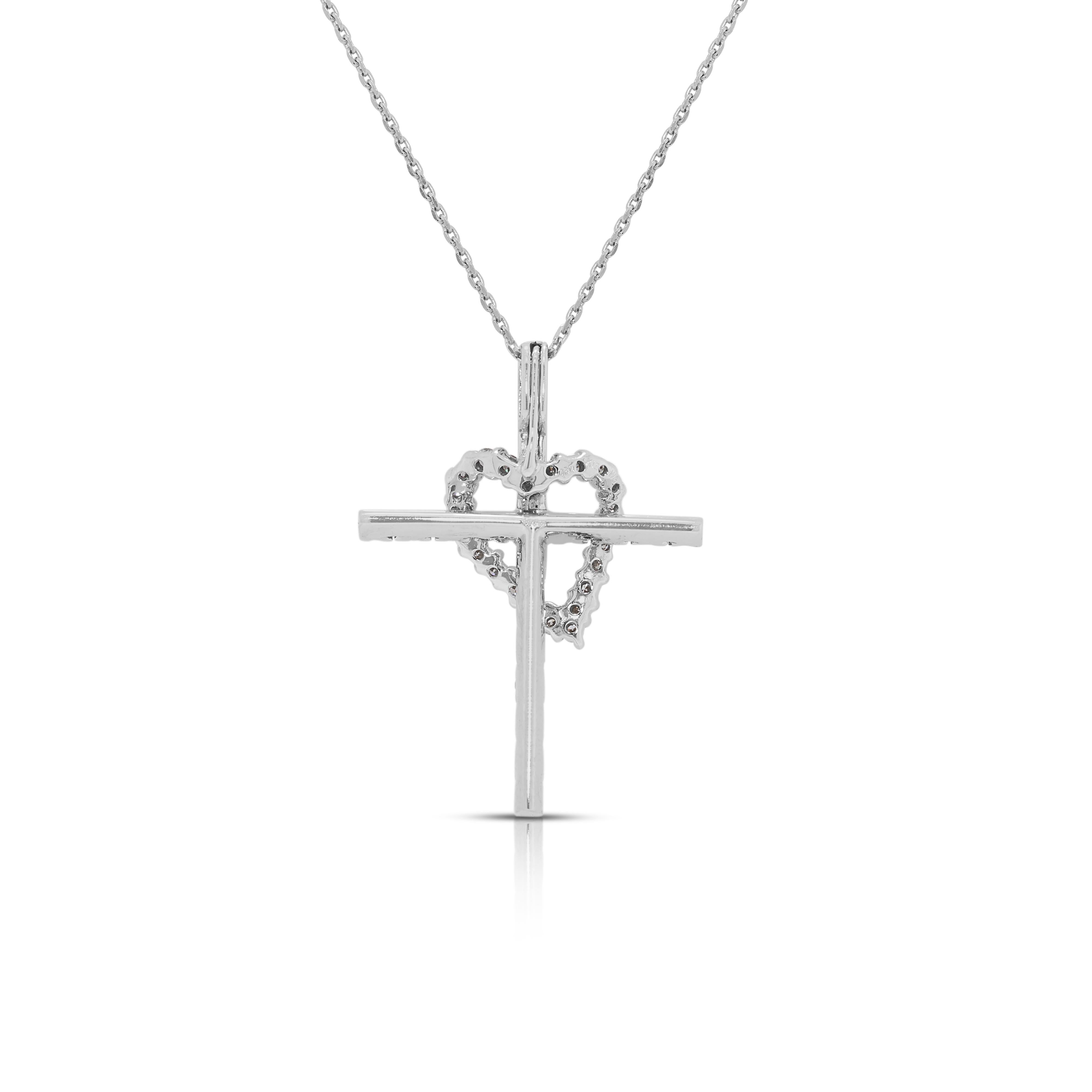 Collier exquis en or blanc 18 carats de 0,6 ct de diamant naturel en forme de cœur et de croix en vente 1