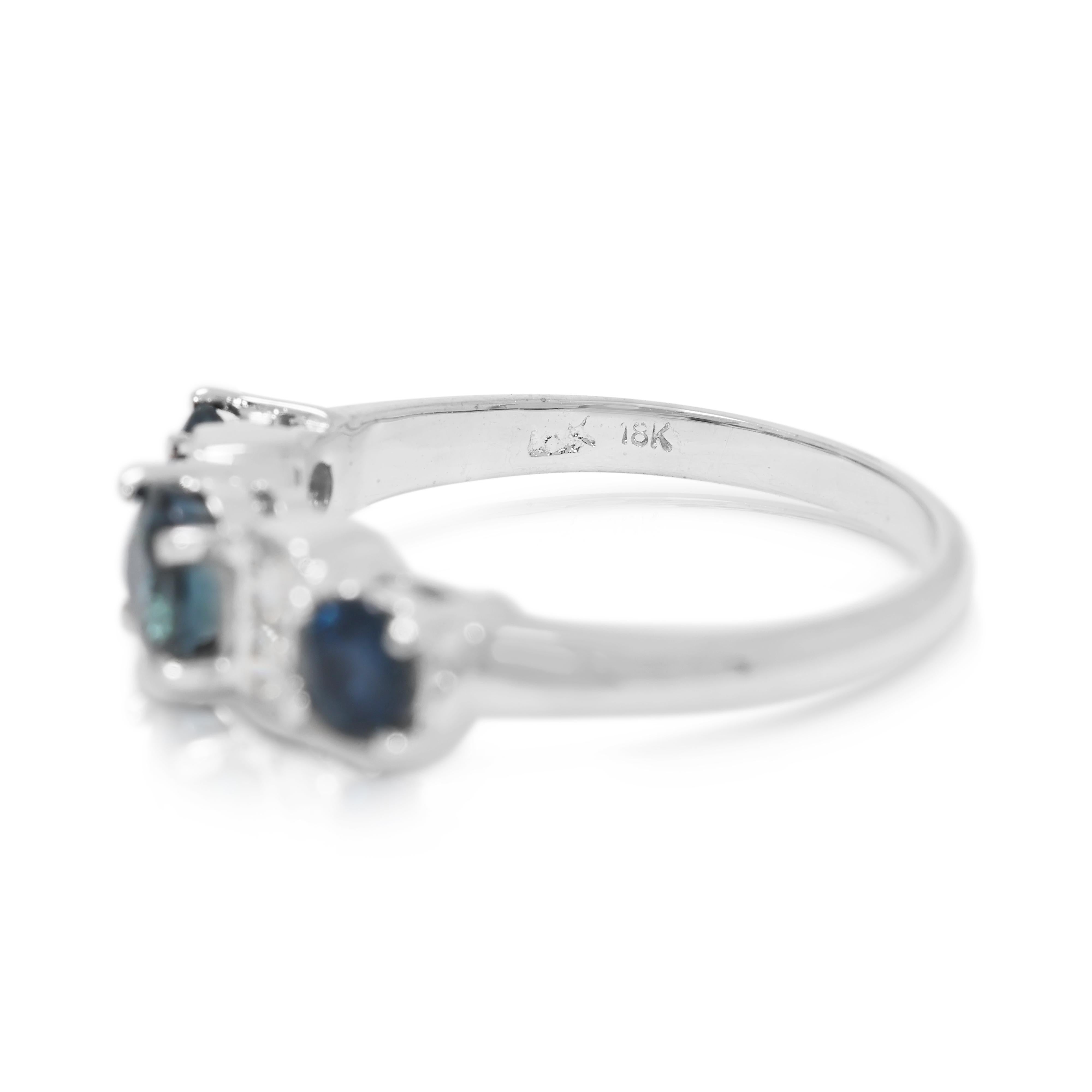 Bague exquise en or blanc 18K avec saphir et diamant de 0,74ct Excellent état - En vente à רמת גן, IL