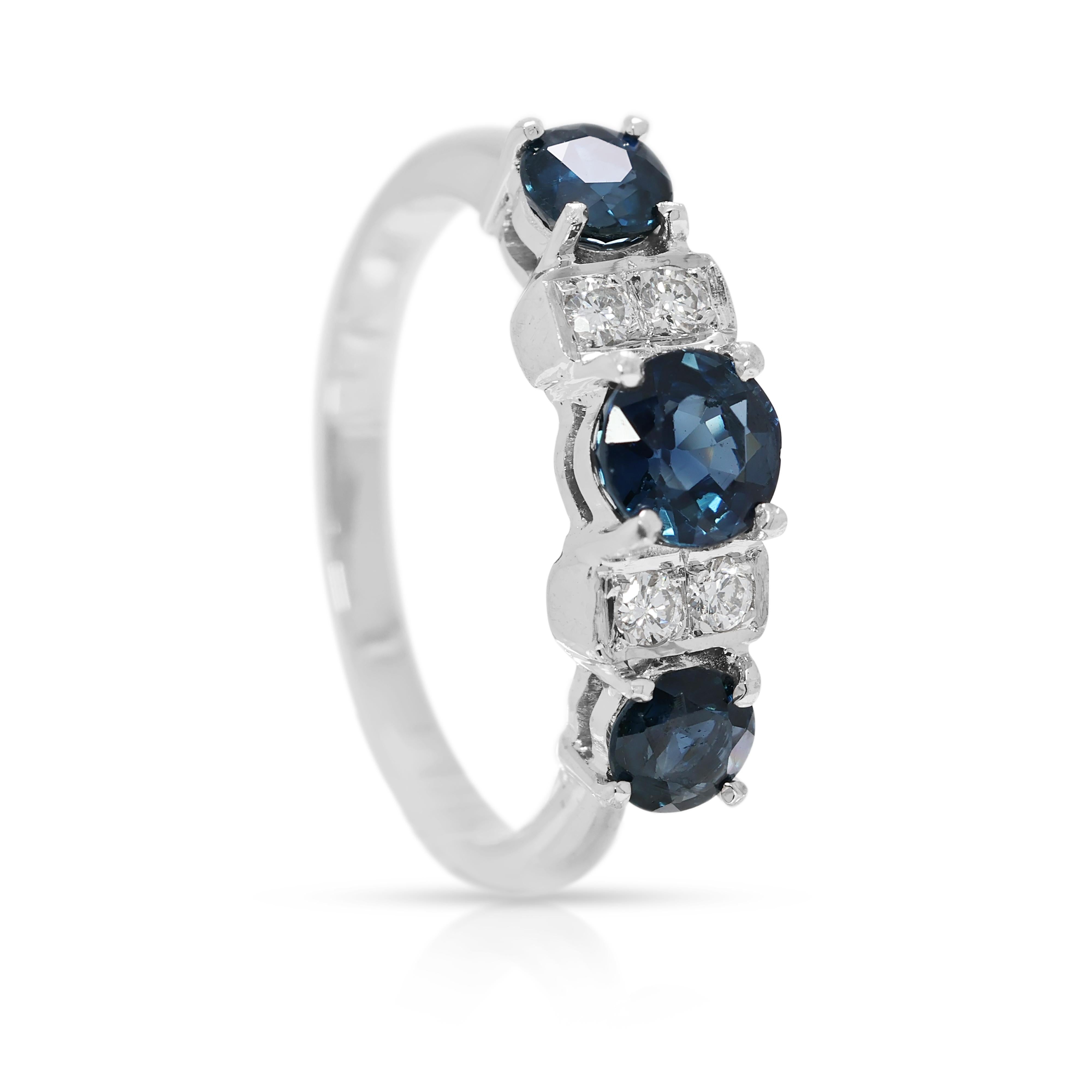 Bague exquise en or blanc 18K avec saphir et diamant de 0,74ct en vente 1