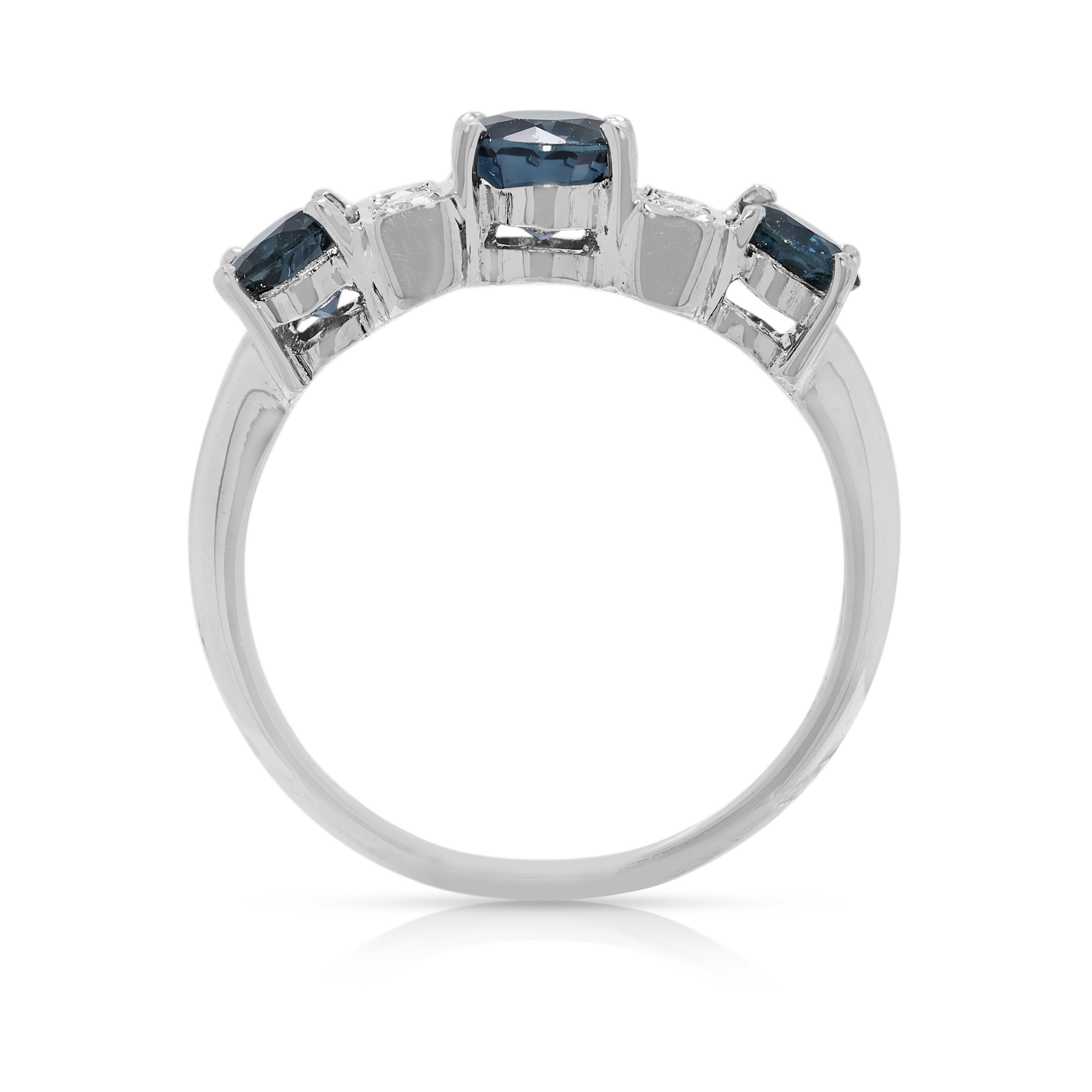 Bague exquise en or blanc 18K avec saphir et diamant de 0,74ct en vente 2