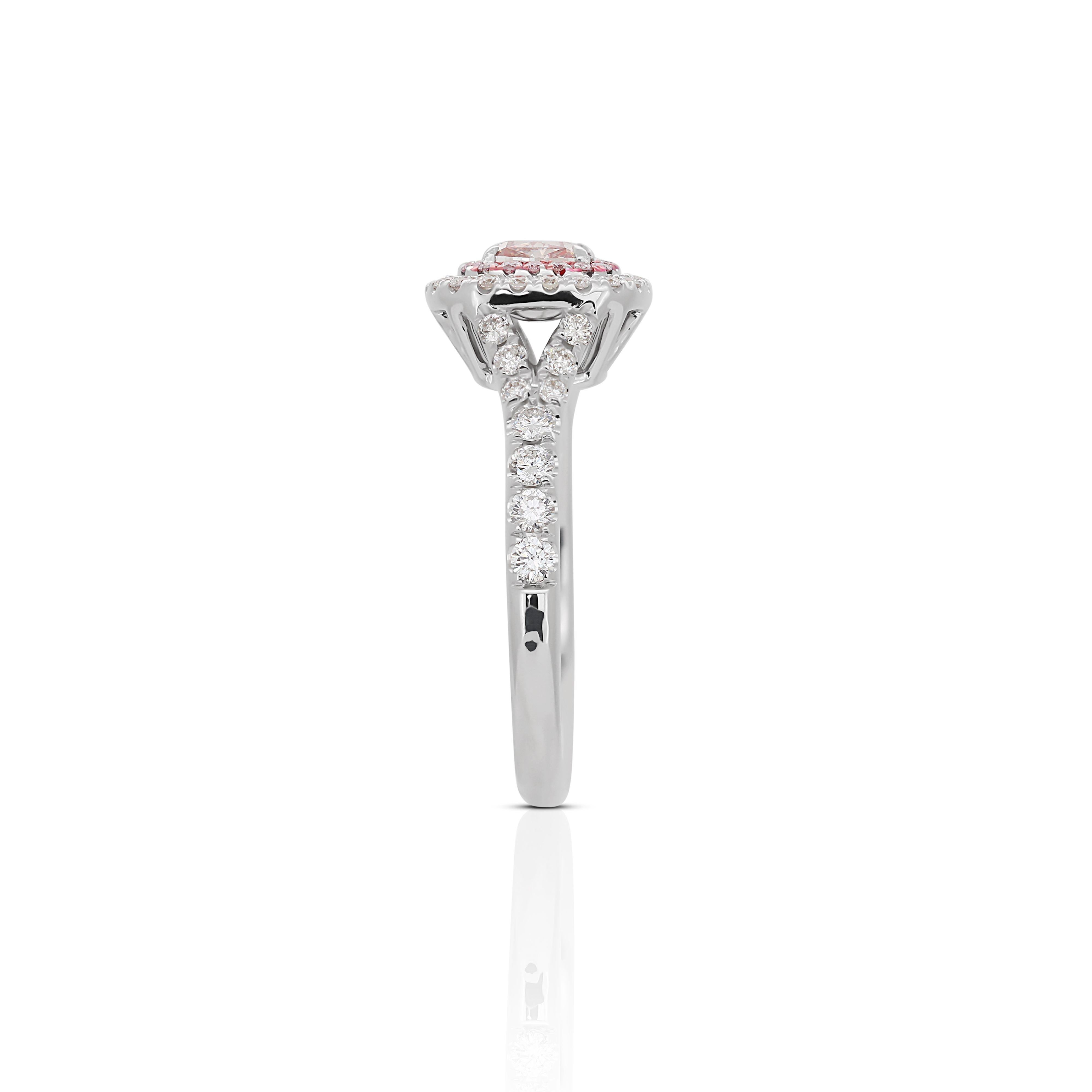 Exquisite 0.79ct Diamond Halo Ring in 18K White Gold In New Condition For Sale In רמת גן, IL