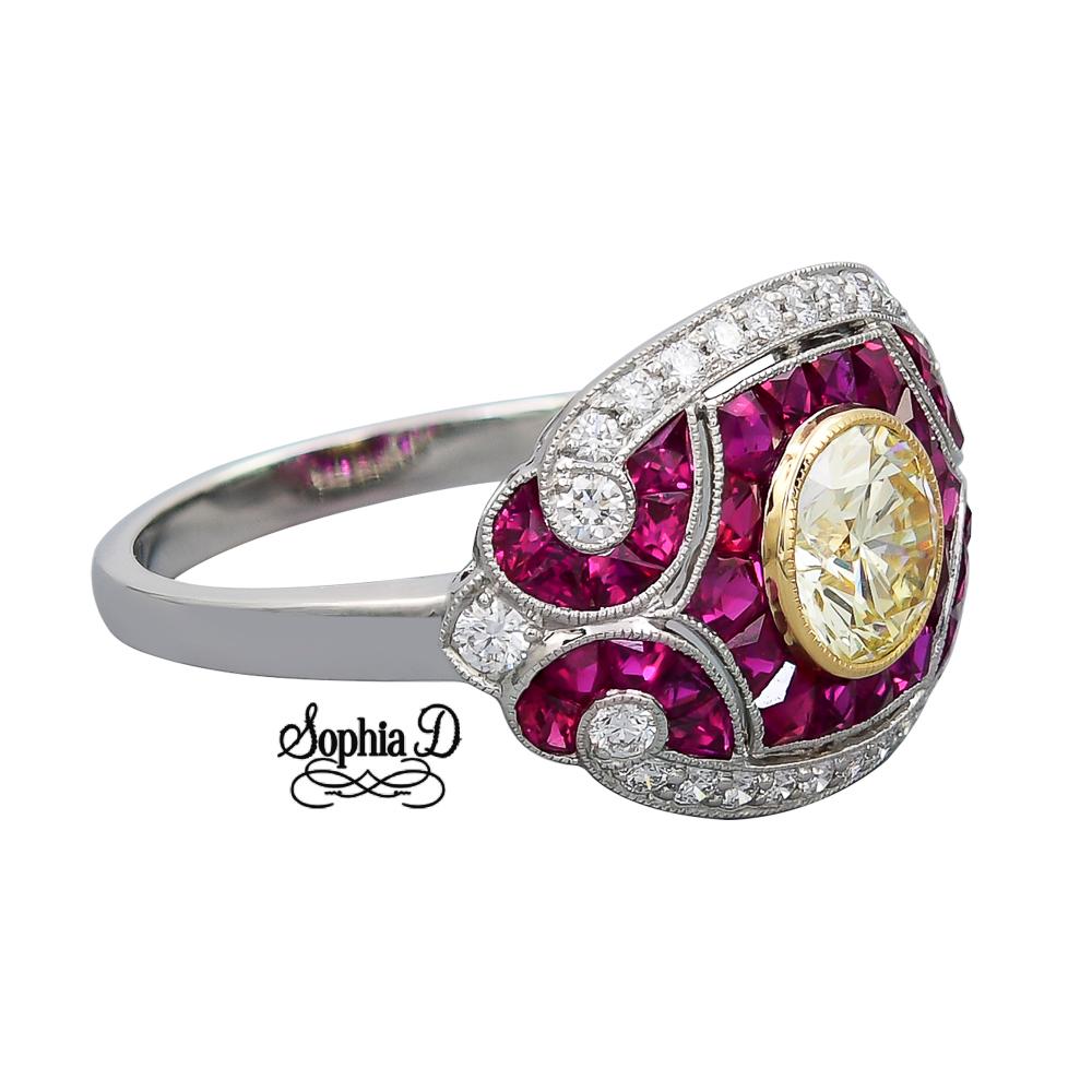 Anello con diamante giallo da 0,81 carati accentuato da un rubino da 1,25 carati e diamanti da 0,28 carati incastonati in platino

Sophia D di Joseph Dardashti LTD è conosciuta in tutto il mondo da 35 anni e si ispira al classico design Art Deco che