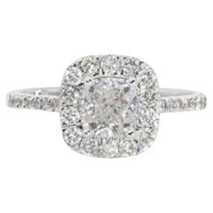 Exquisito anillo de diamantes en cojín de 0,9 quilates en oro blanco de 18 quilates