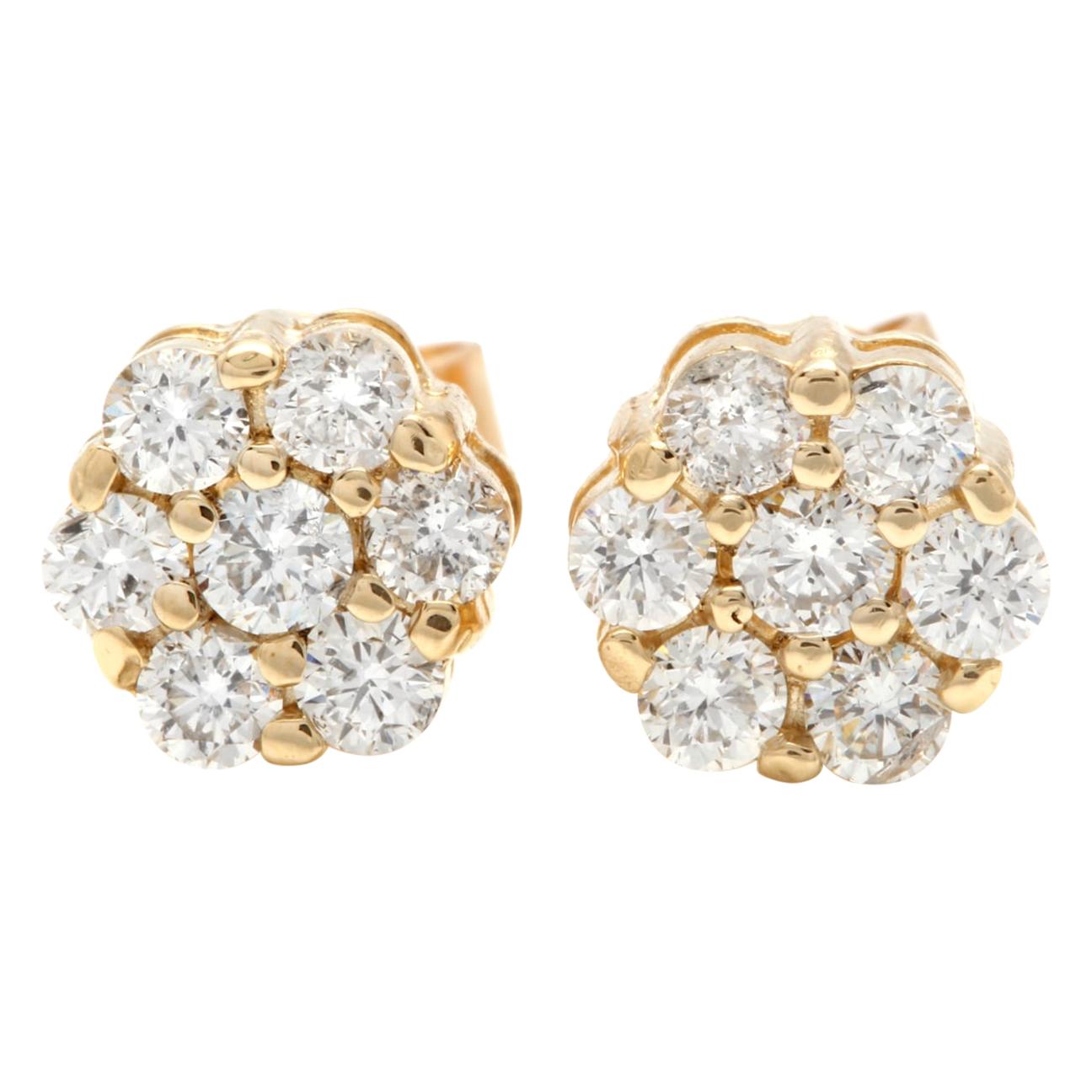Exquisite 0.90 Carat Natural Diamond 14 Karat Solid Yellow Gold Stud Earrings For Sale