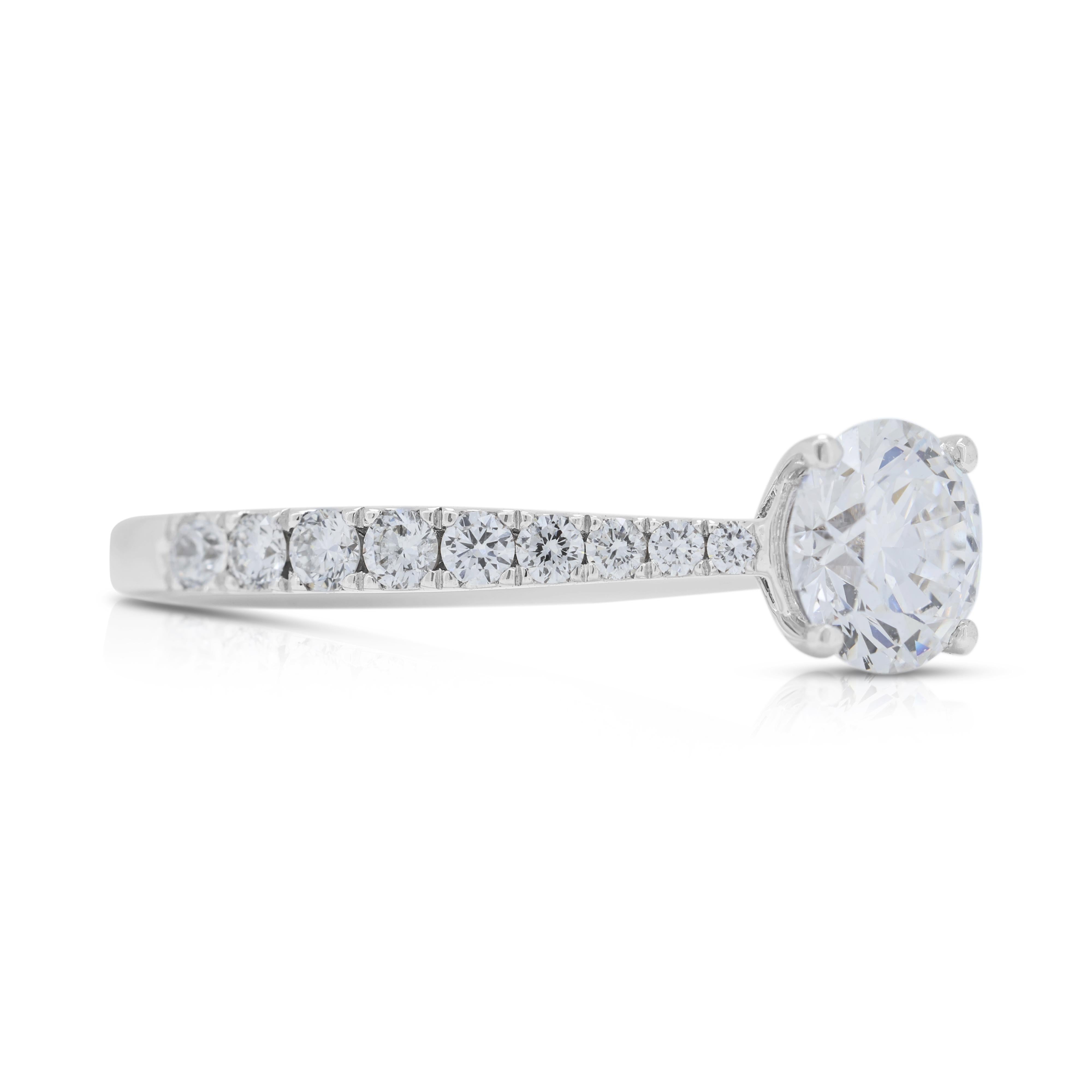 Squisito anello con pavé di diamanti naturali da 0,90 carati in oro bianco 18 carati In condizioni ottime in vendita a רמת גן, IL
