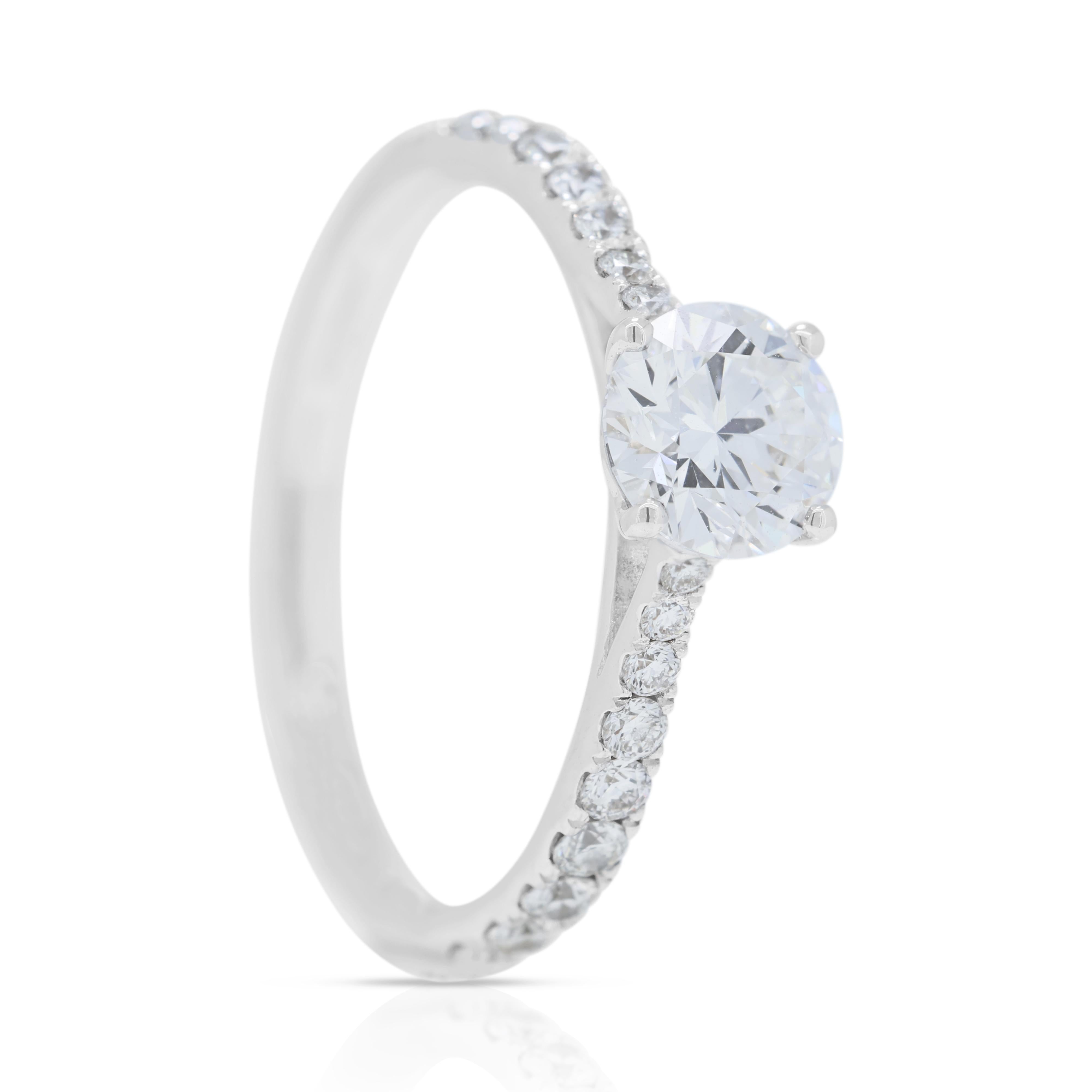 Squisito anello con pavé di diamanti naturali da 0,90 carati in oro bianco 18 carati in vendita 1