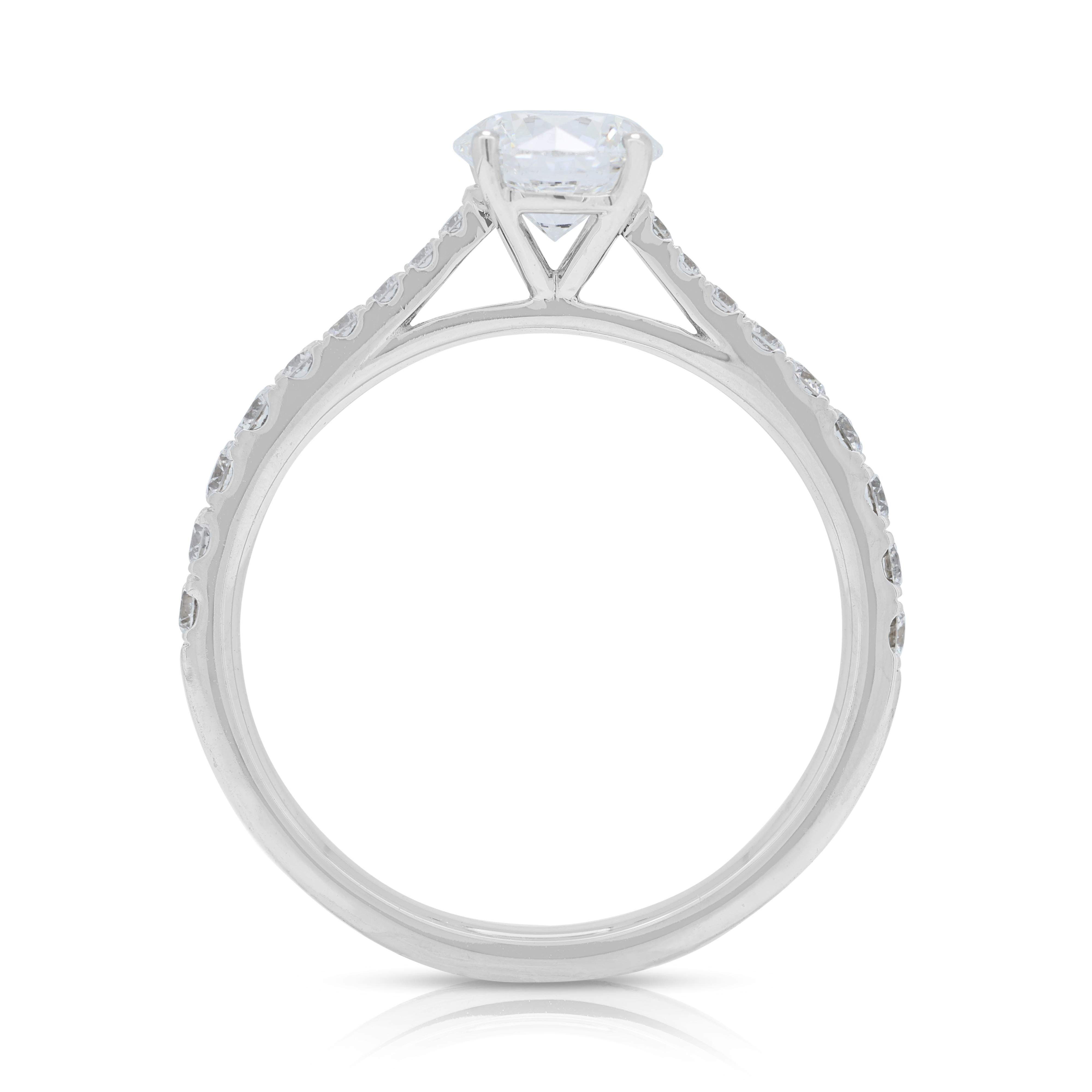 Squisito anello con pavé di diamanti naturali da 0,90 carati in oro bianco 18 carati in vendita 2
