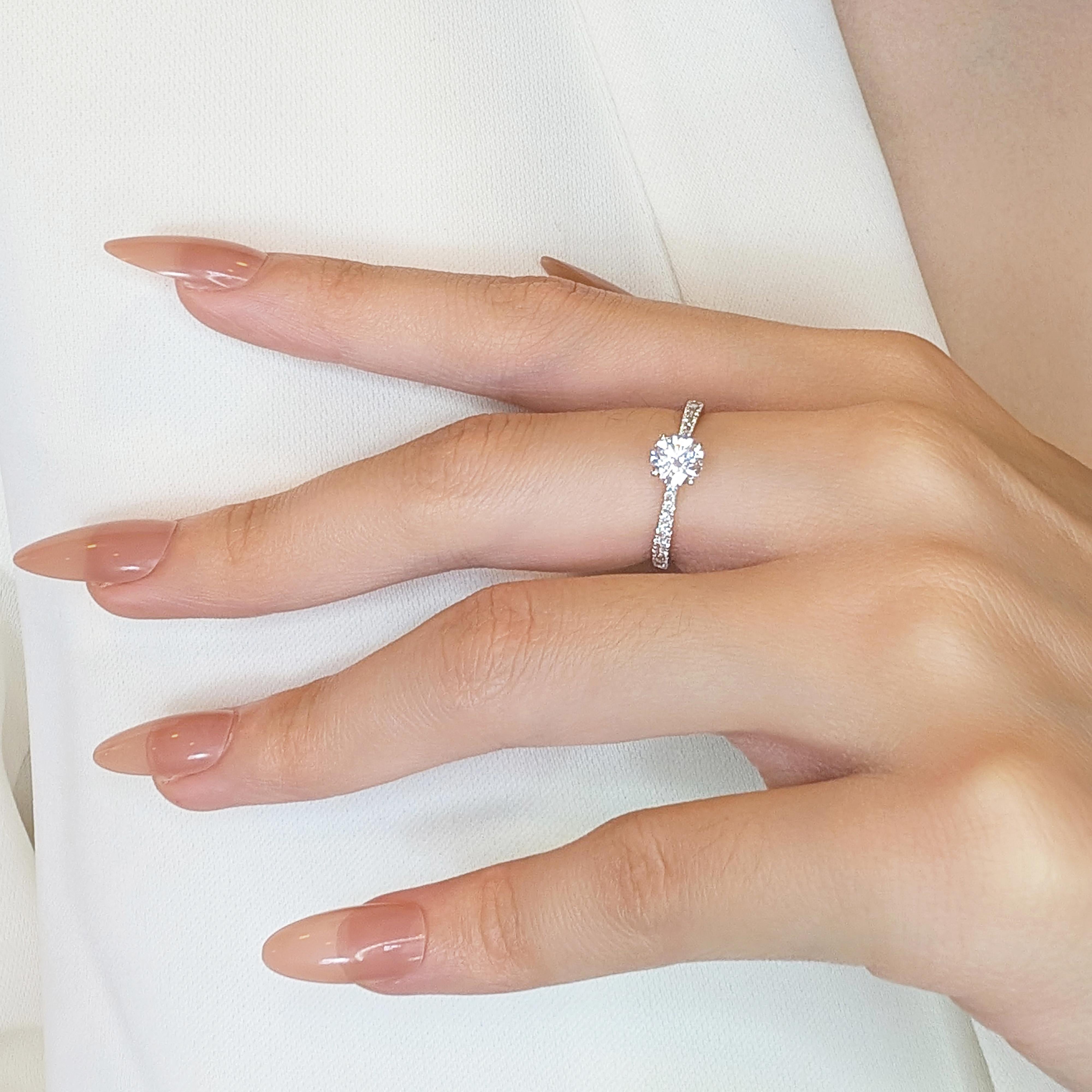 Squisito anello con pavé di diamanti naturali da 0,90 carati in oro bianco 18 carati in vendita 3