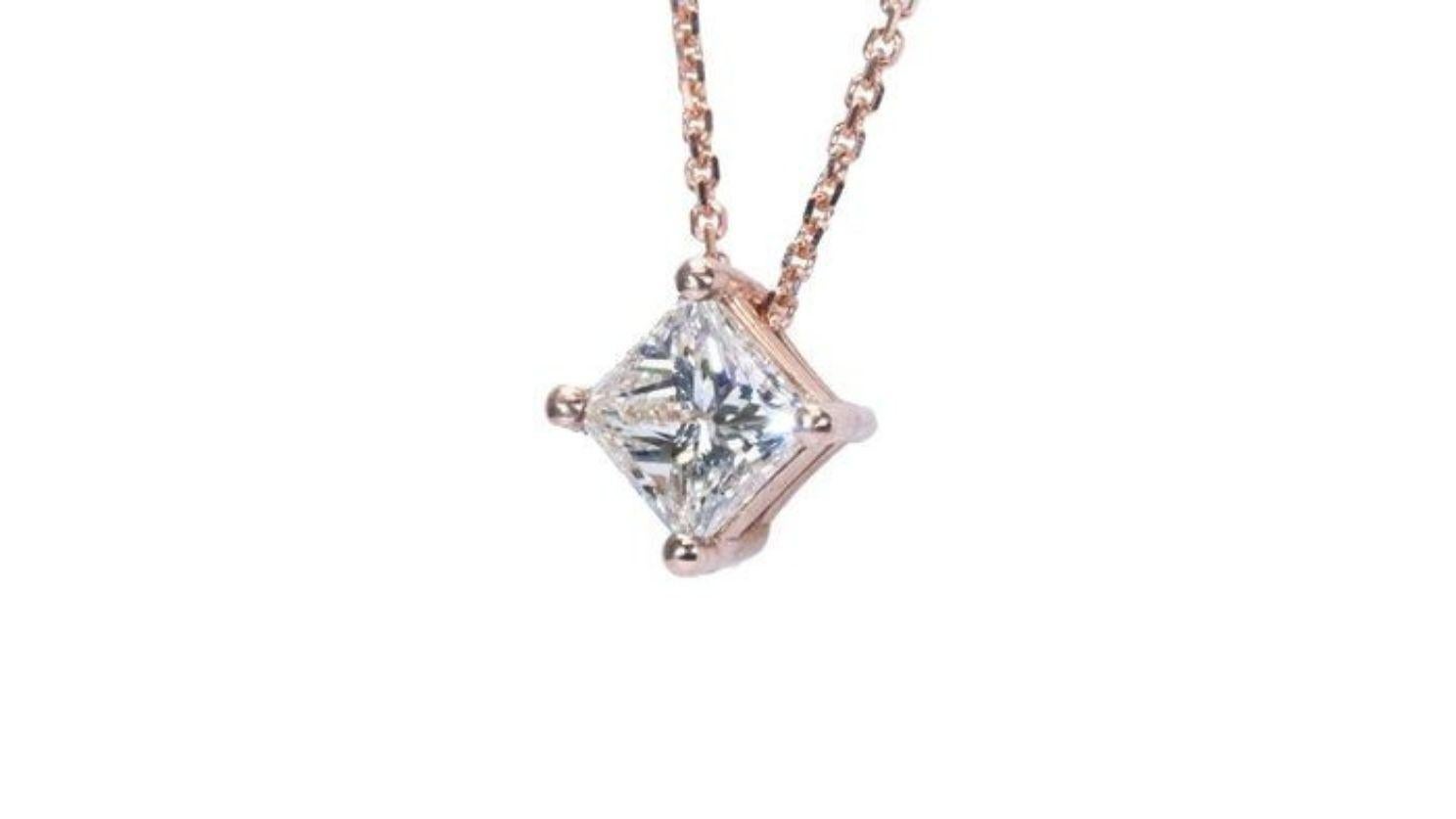Exquisite 0.91 Carat Princess Cut Diamond Necklace in 18K Pink Gold In New Condition For Sale In רמת גן, IL