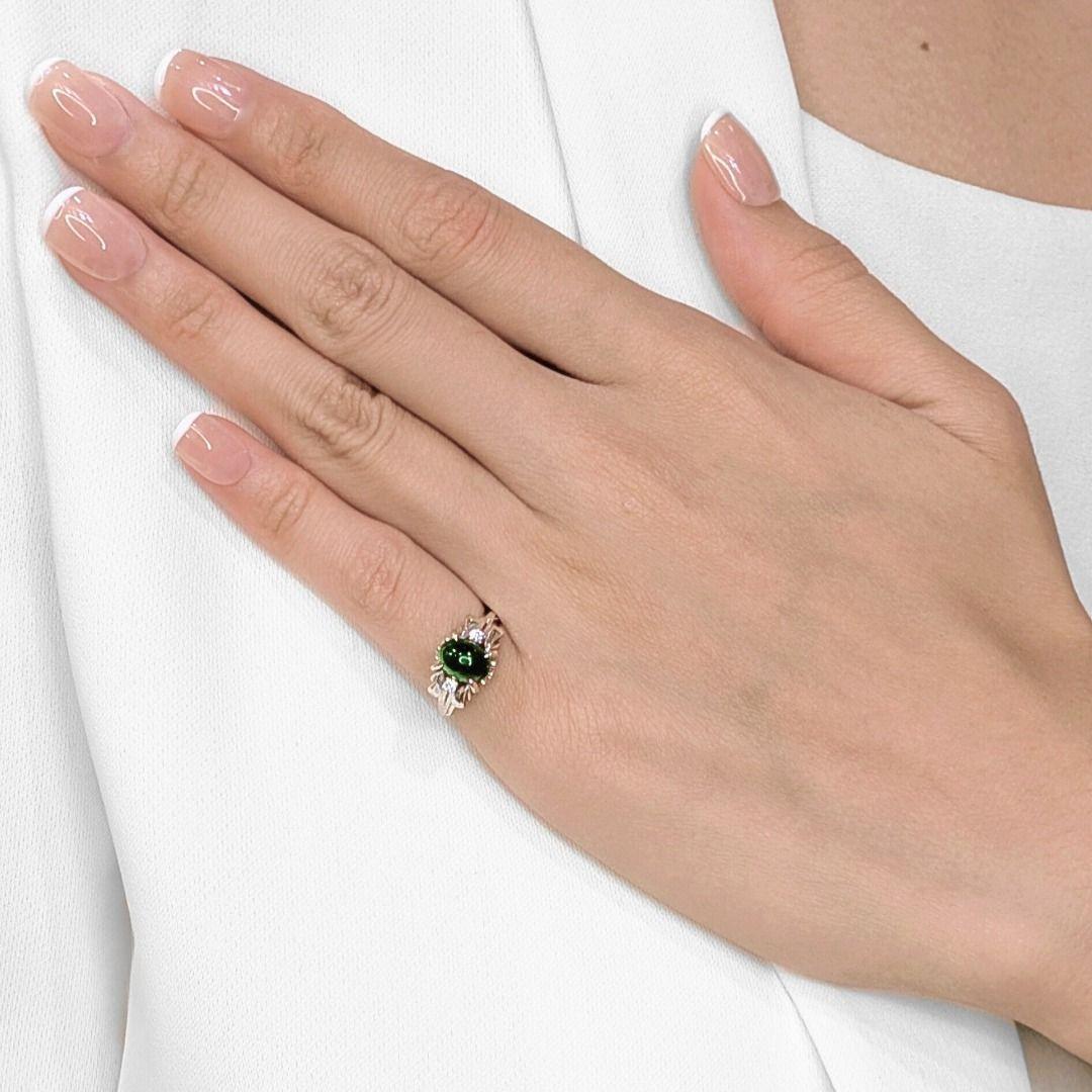 Cette bague en platine raffinée capture l'élégance intemporelle avec une touche d'allure culturelle. En son centre se trouve un cabochon de jade vert de 0,88ct, rayonnant d'une douce lumière naturelle qui symbolise l'harmonie et la prospérité.
