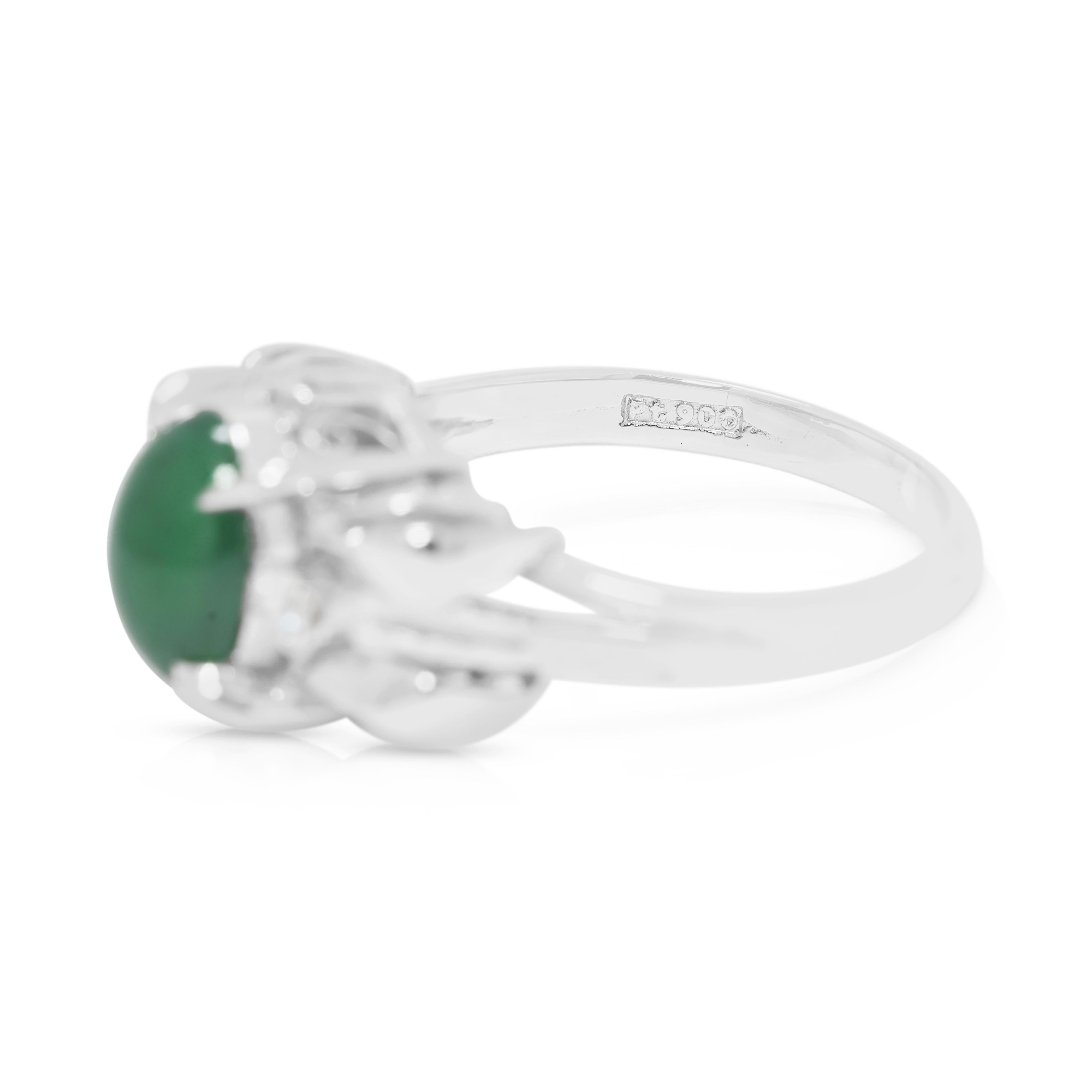 Taille cabochon Bague exquise en jade et diamant naturel de 0,94ct en platine en vente