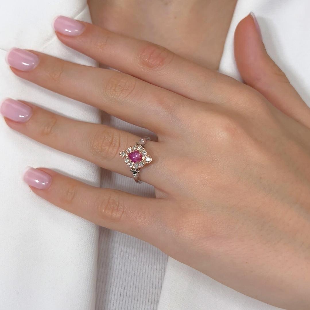 Squisito anello a grappolo con rubino e diamanti da 0,97 ct in oro rosa e bianco 18 ct - Certificato GIA

Questo rubino ovale rosso porpora da 0,57 carati è un vero gioiello della passione, splendidamente incastonato in un lussuoso design in oro