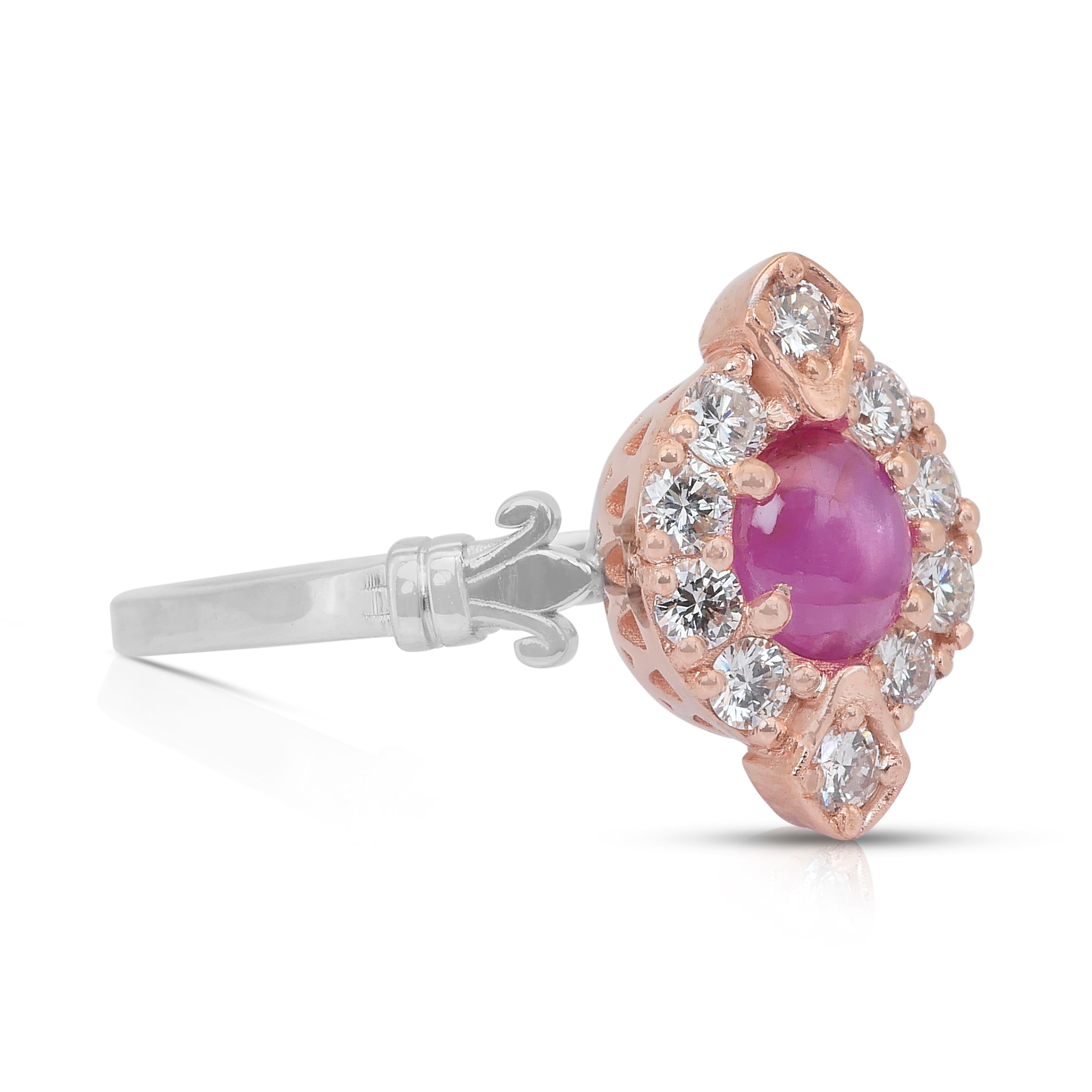 Taglio ovale Squisito anello a grappolo con rubino e diamanti da 0,97 carati in oro rosa e bianco 18 ct. in vendita