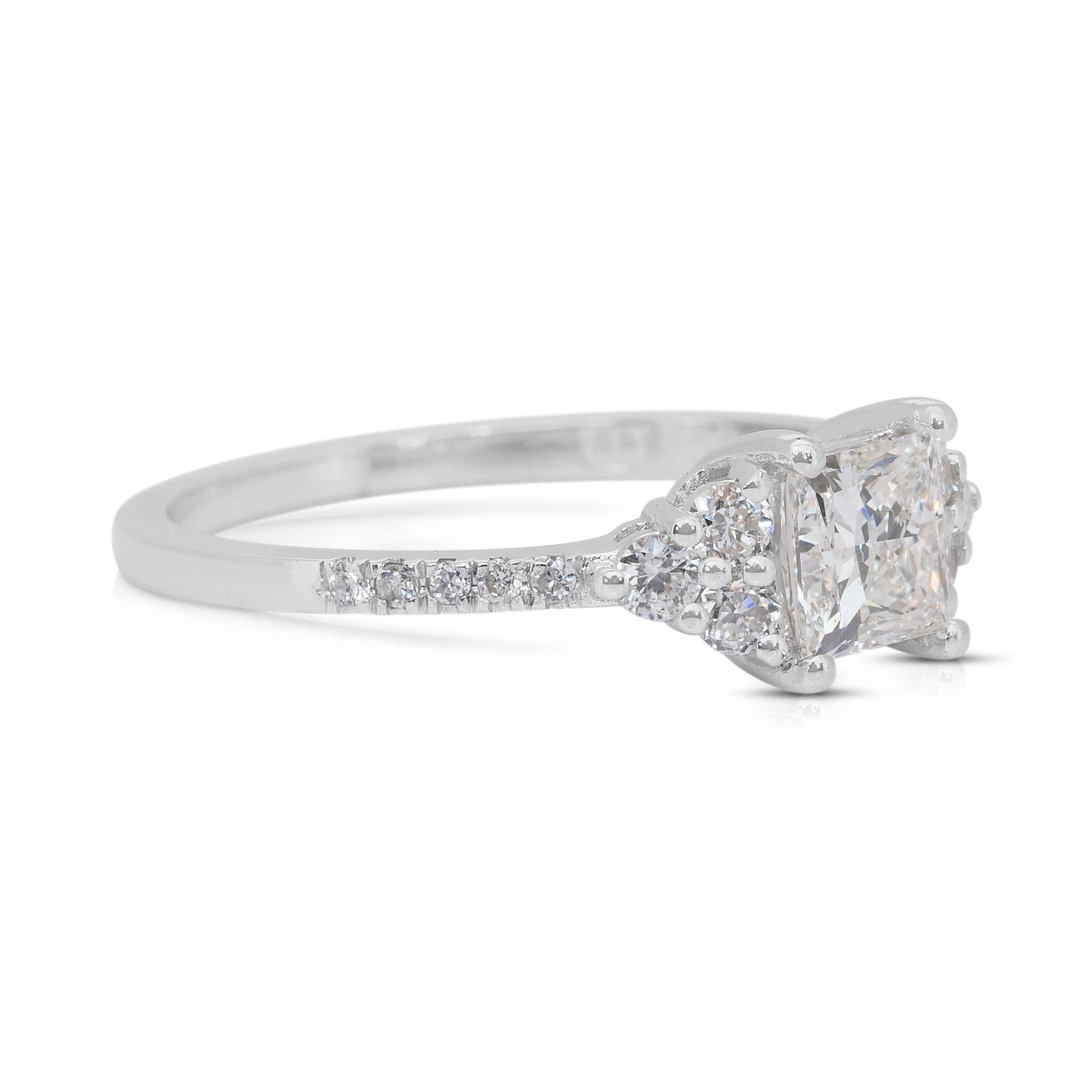 Bague exquise en or blanc 18 carats avec pavé de 0,98 ct de diamants - certifiée IGI

Élégante et sophistiquée, cette bague en or blanc 18 carats met en valeur un diamant de taille princesse de 0,71 carat, célèbre pour ses arêtes modernes et sa