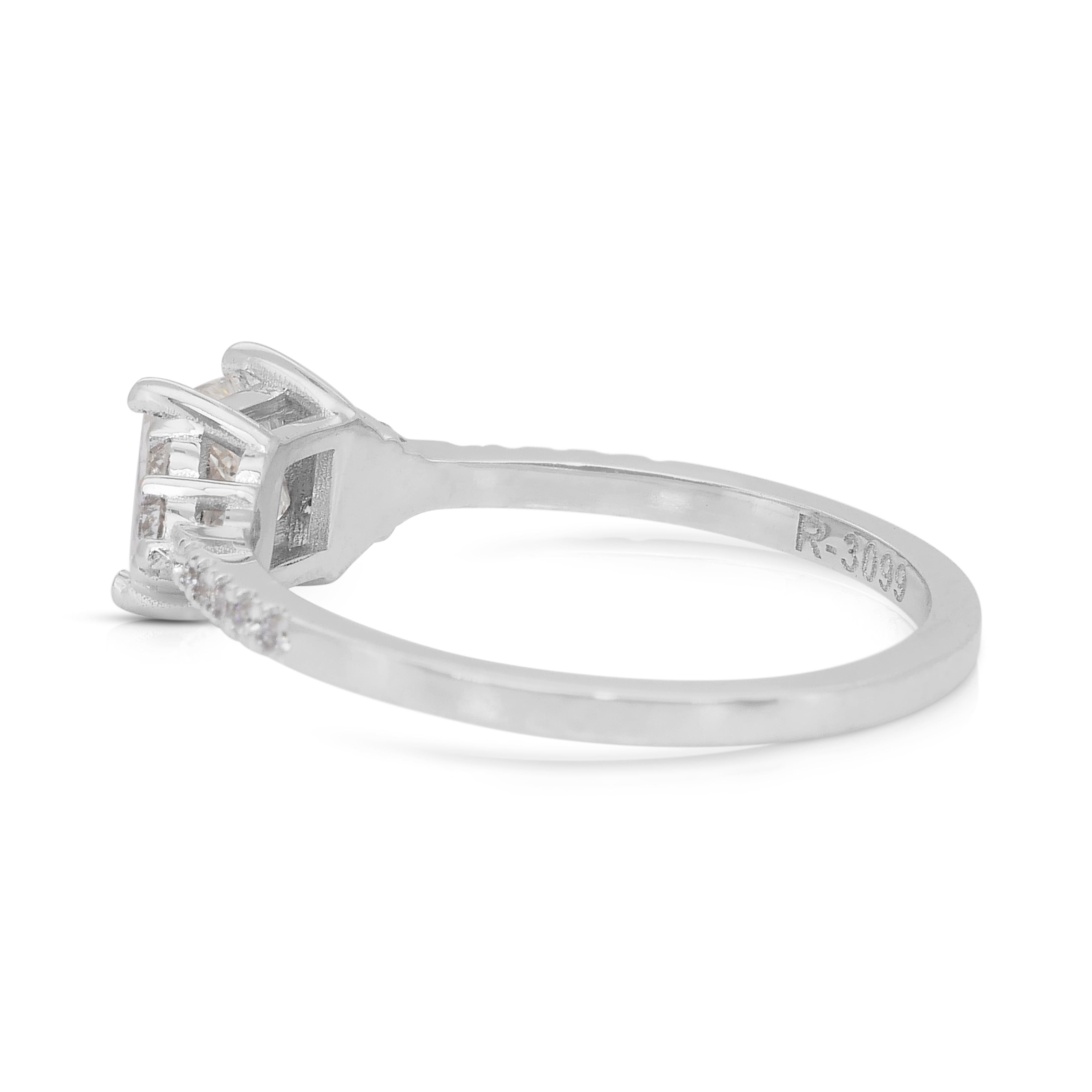 Bague exquise en or blanc 18 carats avec pavé de 0,98 ct de diamants - certifiée IGI Neuf - En vente à רמת גן, IL