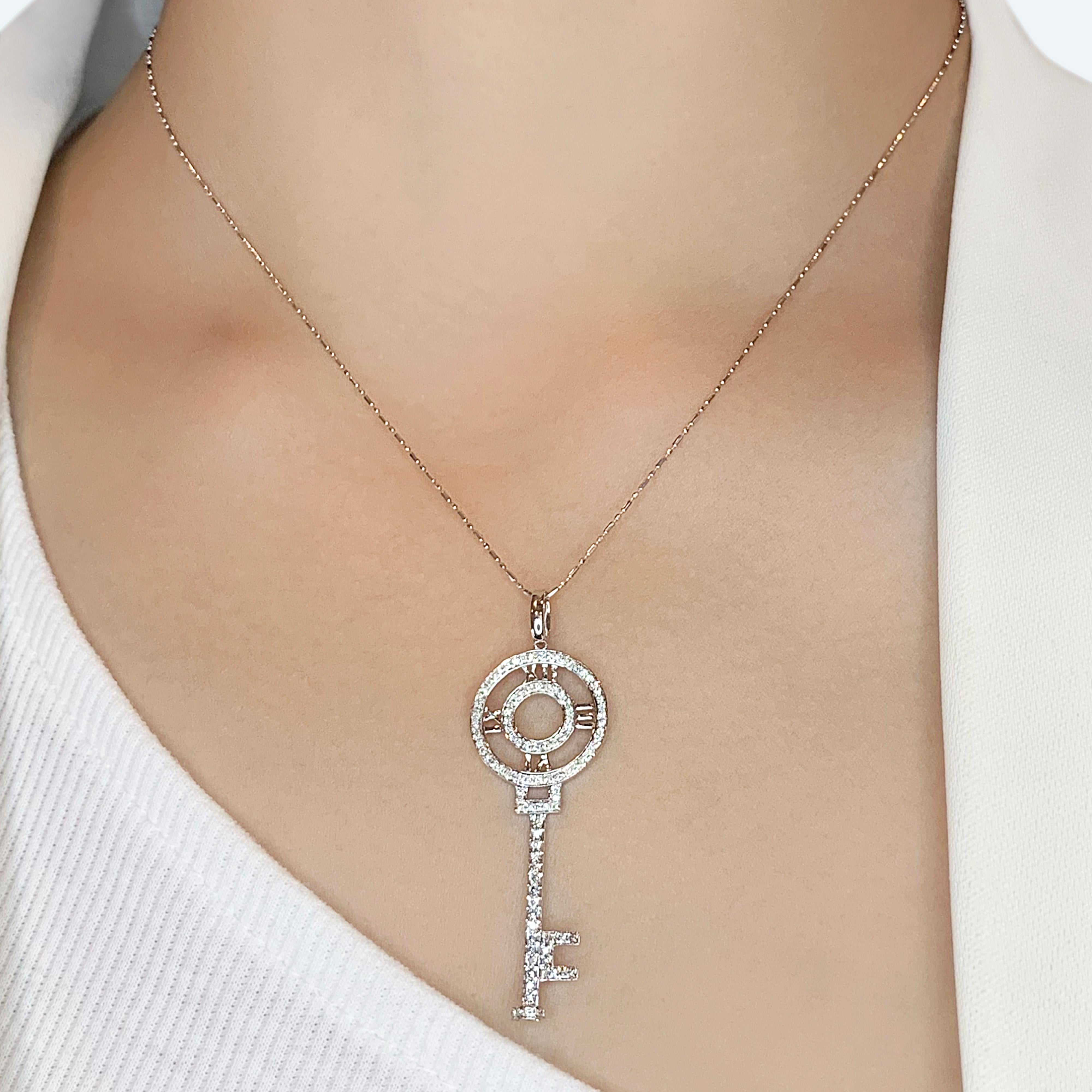 Apri la porta dell'eleganza con questo splendido pendente a forma di chiave in oro bianco 18 carati, progettato per affascinare con 103 diamanti naturali che irradiano brillantezza. Con un peso totale di 0,9 carati, questi diamanti tondi brillanti