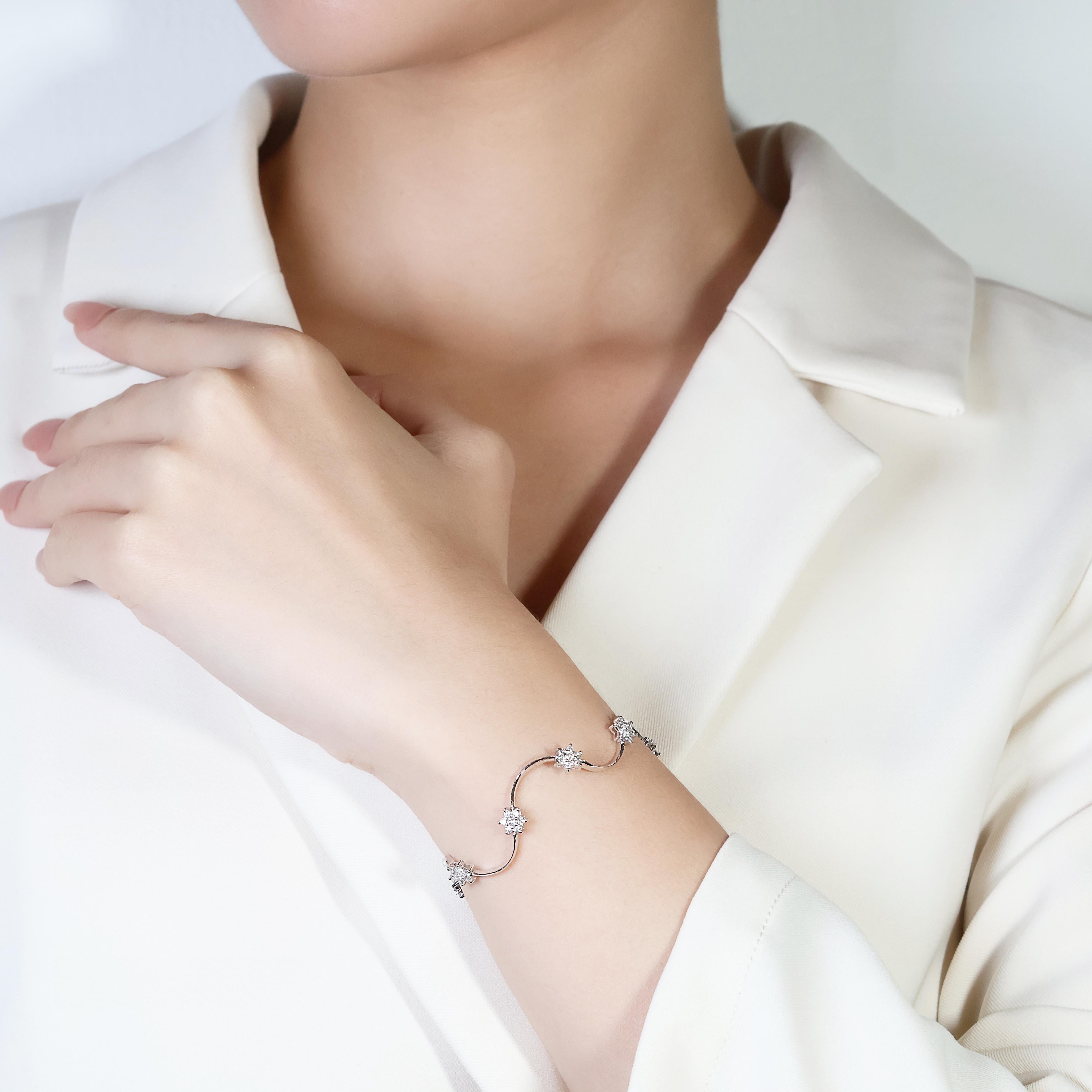 Dieses atemberaubende Armband aus 18 Karat Weißgold ist mit 56 exquisiten runden Diamanten im Brillantschliff mit einem Gesamtkaratgewicht von 1,40 ct, der Farbe G und der Reinheit VS2 geschmückt. Die Diamanten sind sorgfältig gefasst, um ein